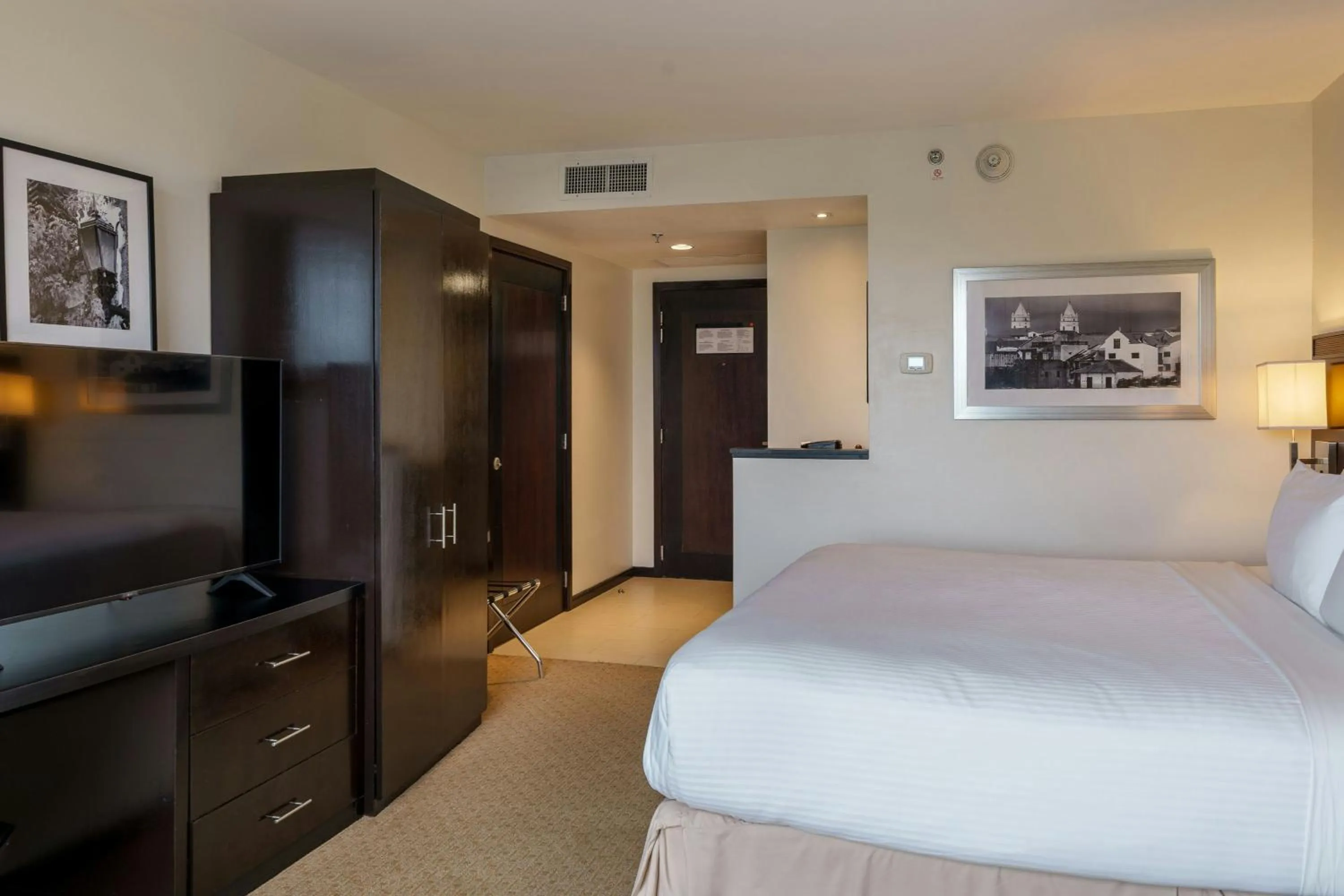 Photo of the whole room, Bed in Courtyard by Marriott Panama Metromall