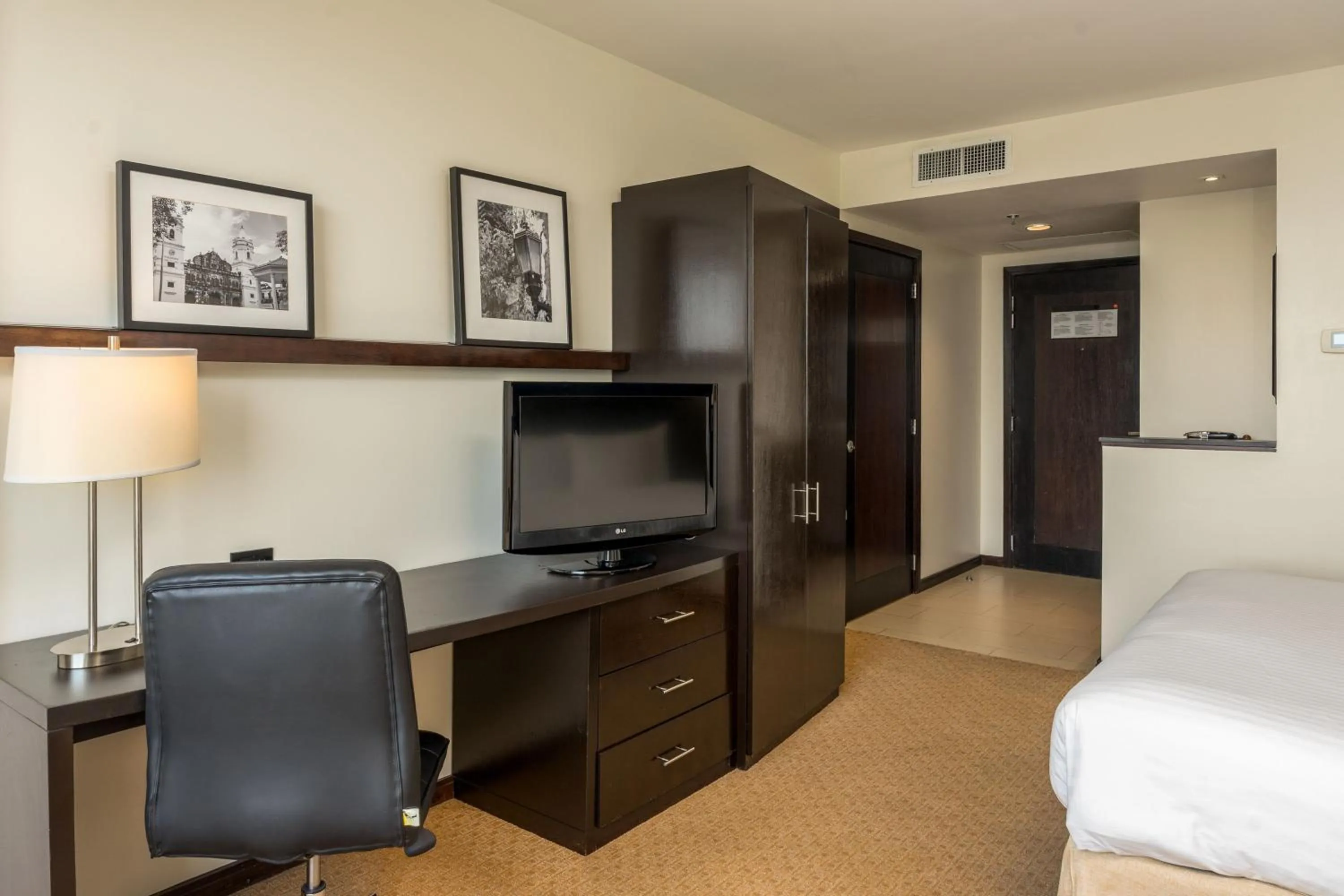 Photo of the whole room, Bed in Courtyard by Marriott Panama Metromall