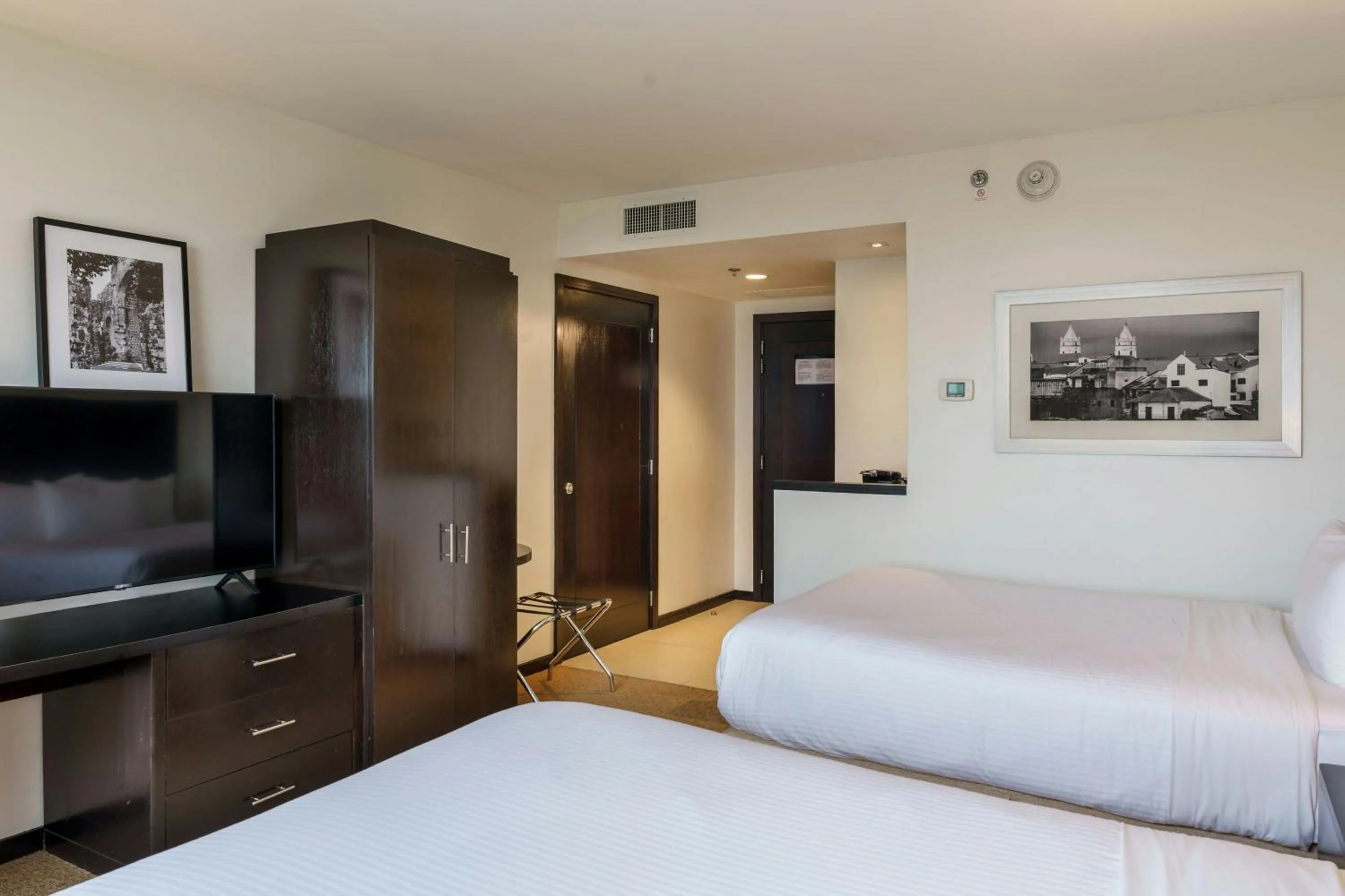 Photo of the whole room, Bed in Courtyard by Marriott Panama Metromall