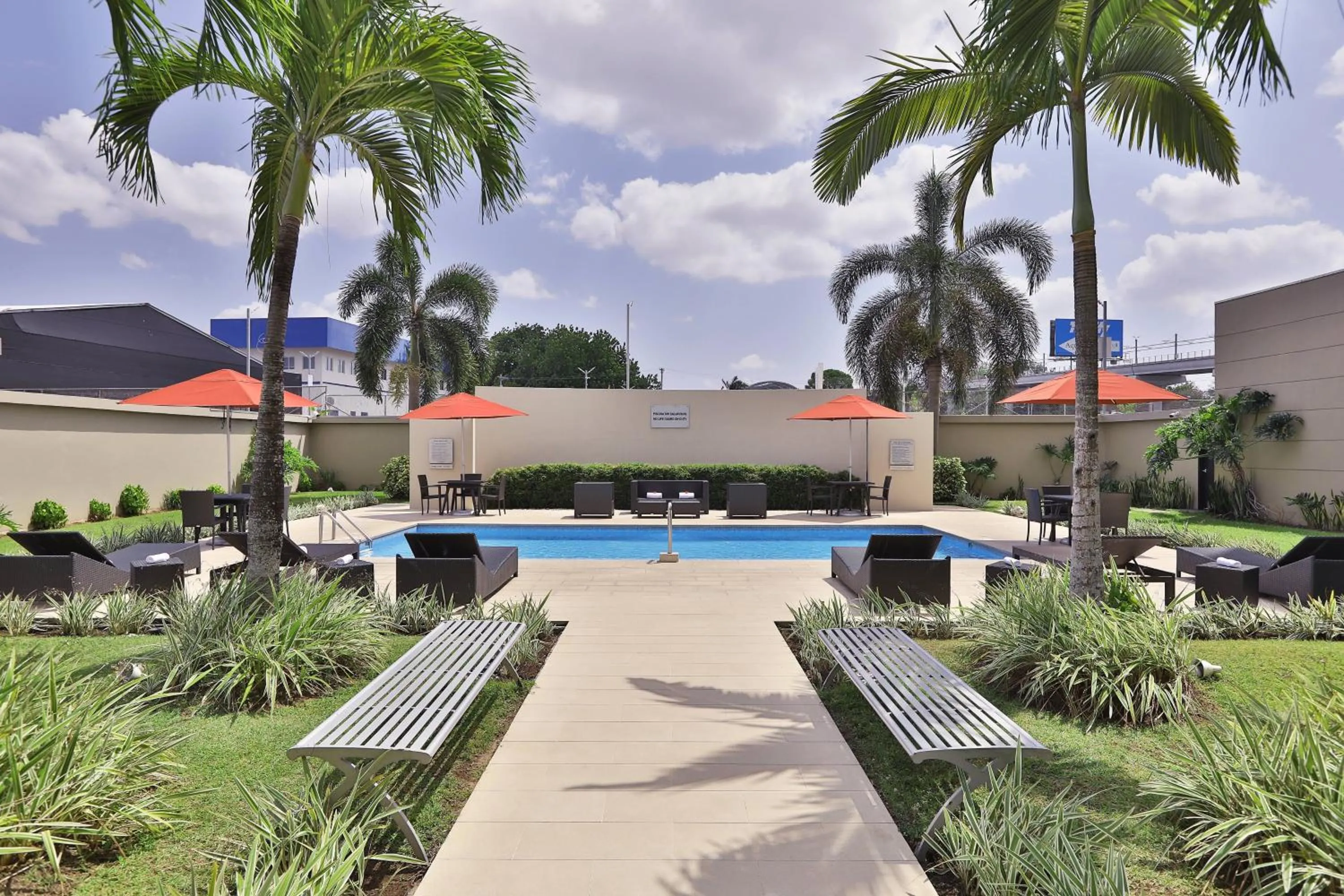 Swimming pool in Courtyard by Marriott Panama Metromall