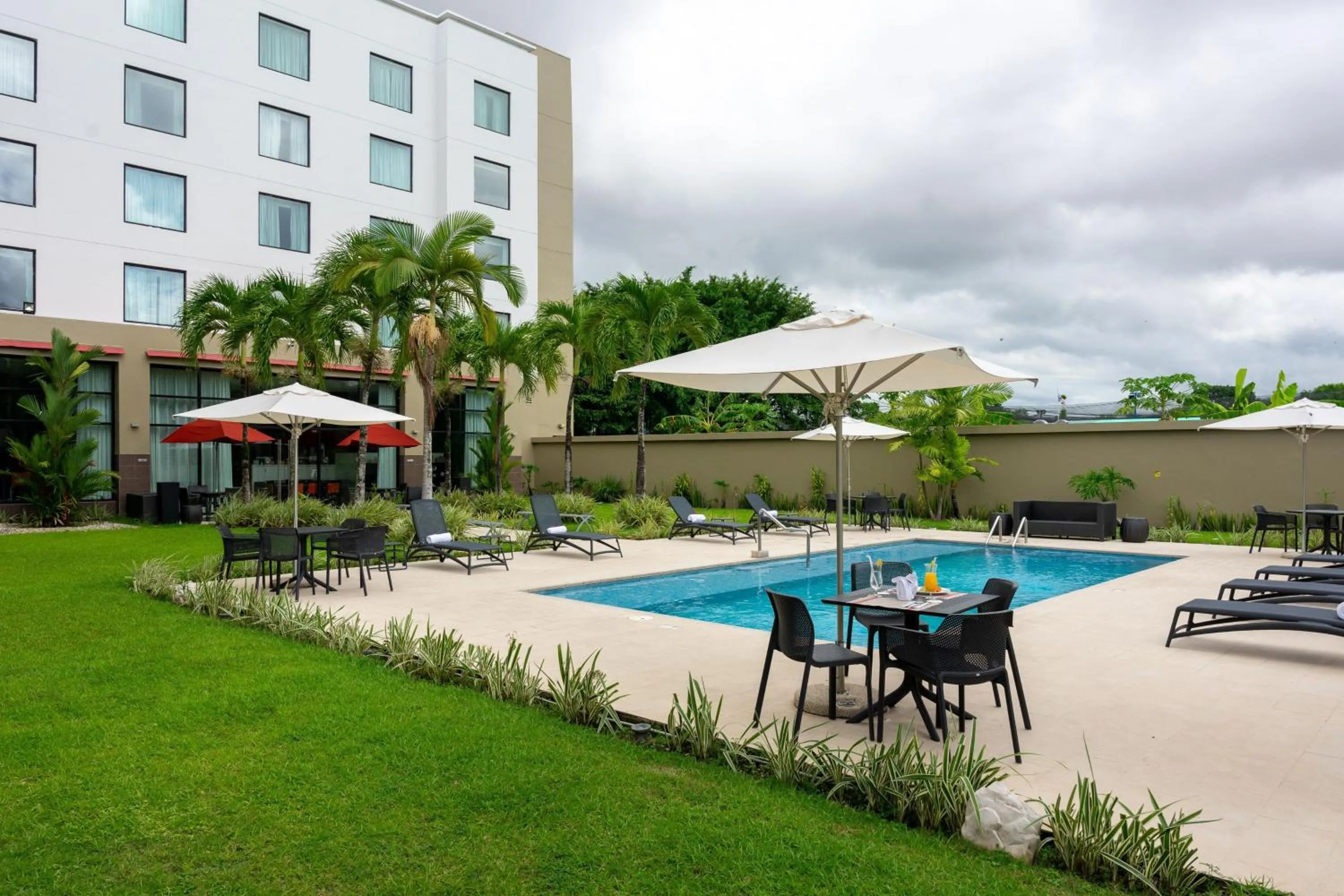Swimming pool in Courtyard by Marriott Panama Metromall