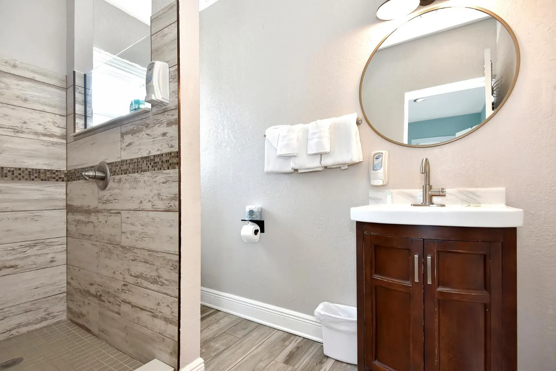 Shoreline Suites & Cabana Cottages – Beachfront