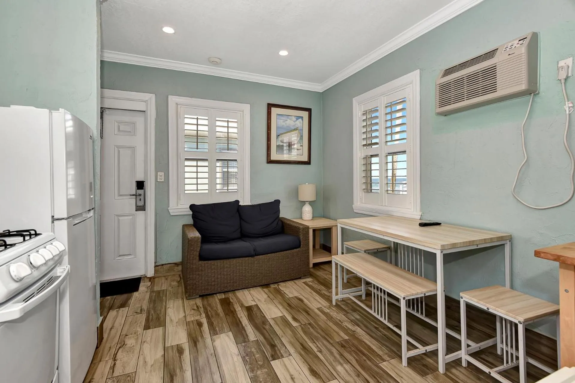 Shoreline Suites & Cabana Cottages – Beachfront