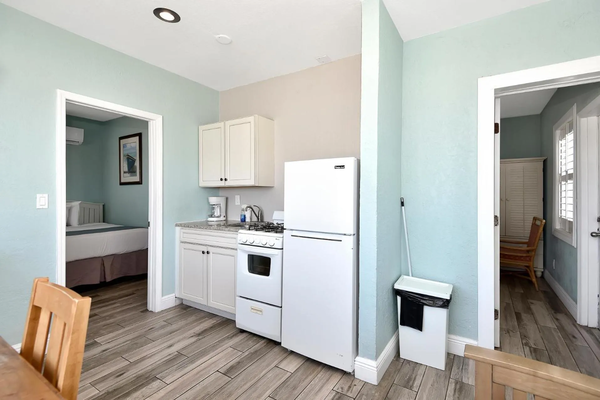 Kitchen or kitchenette in Shoreline Suites & Cabana Cottages – Beachfront
