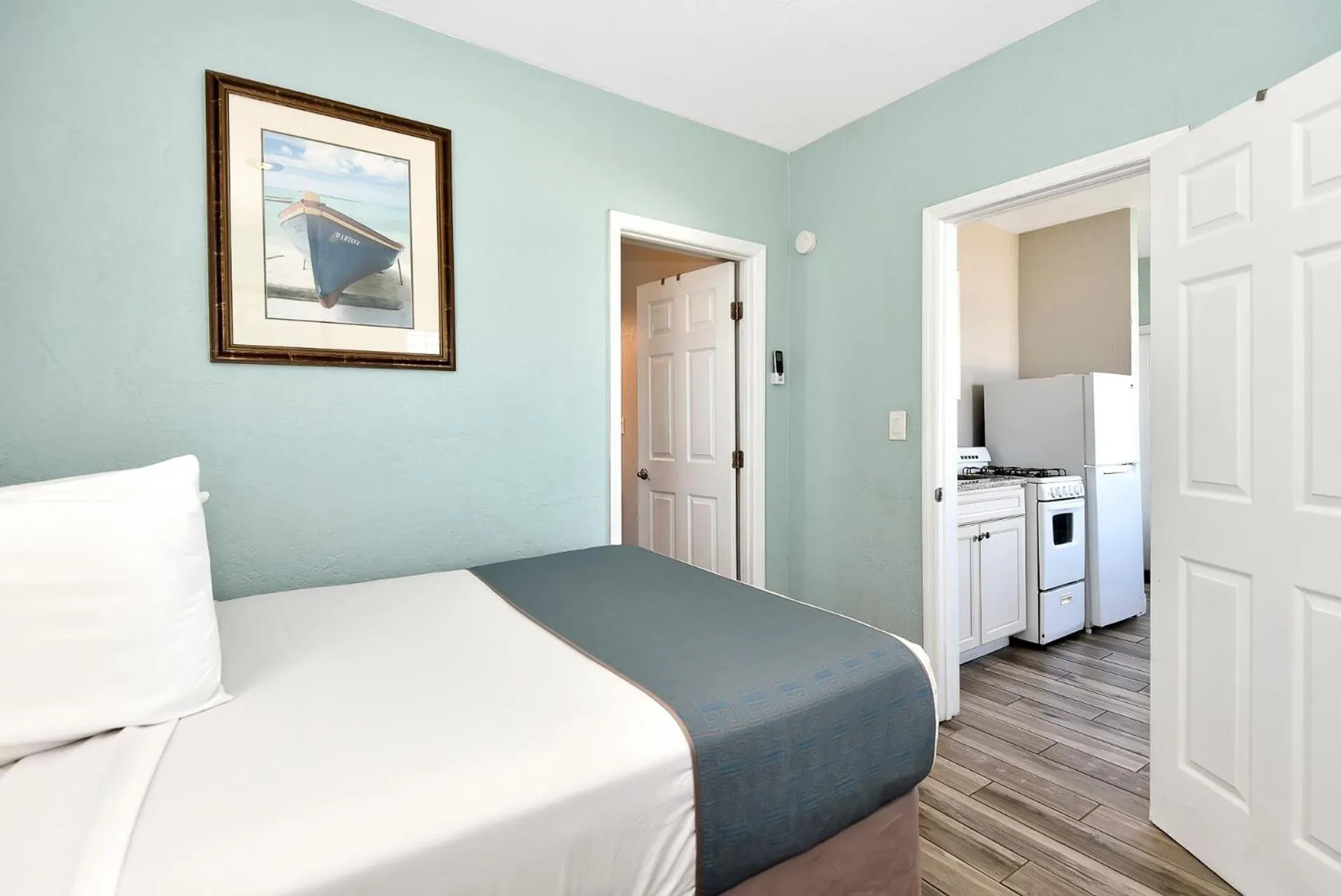 Bed in Shoreline Suites & Cabana Cottages – Beachfront