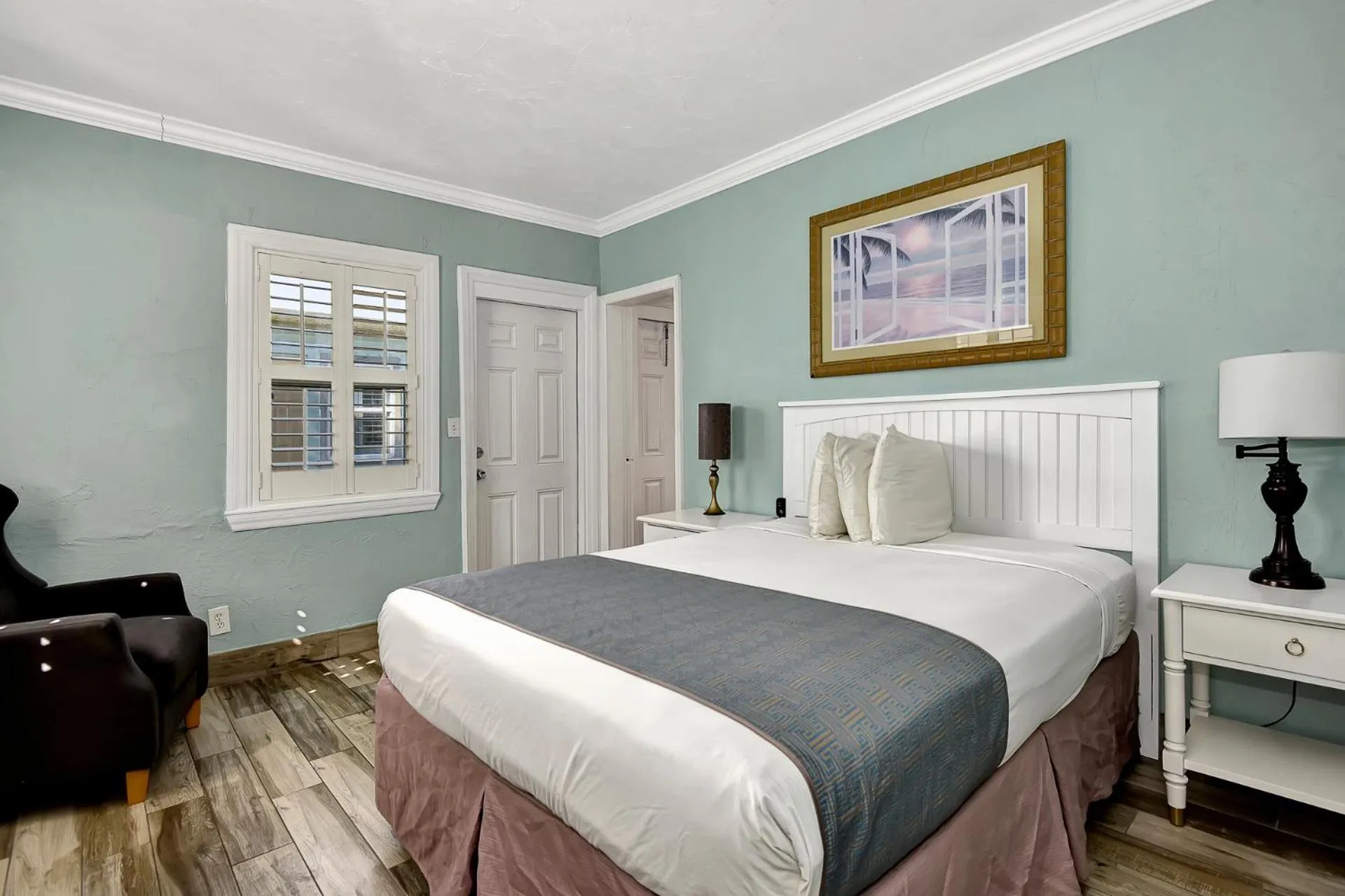 Bed in Shoreline Suites & Cabana Cottages – Beachfront