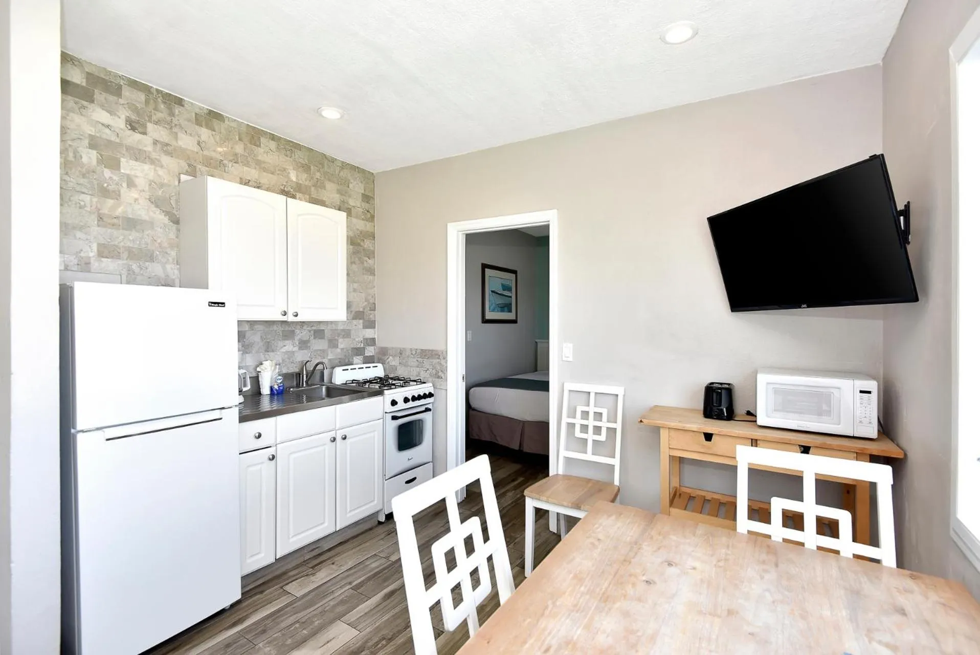 Shoreline Suites & Cabana Cottages – Beachfront