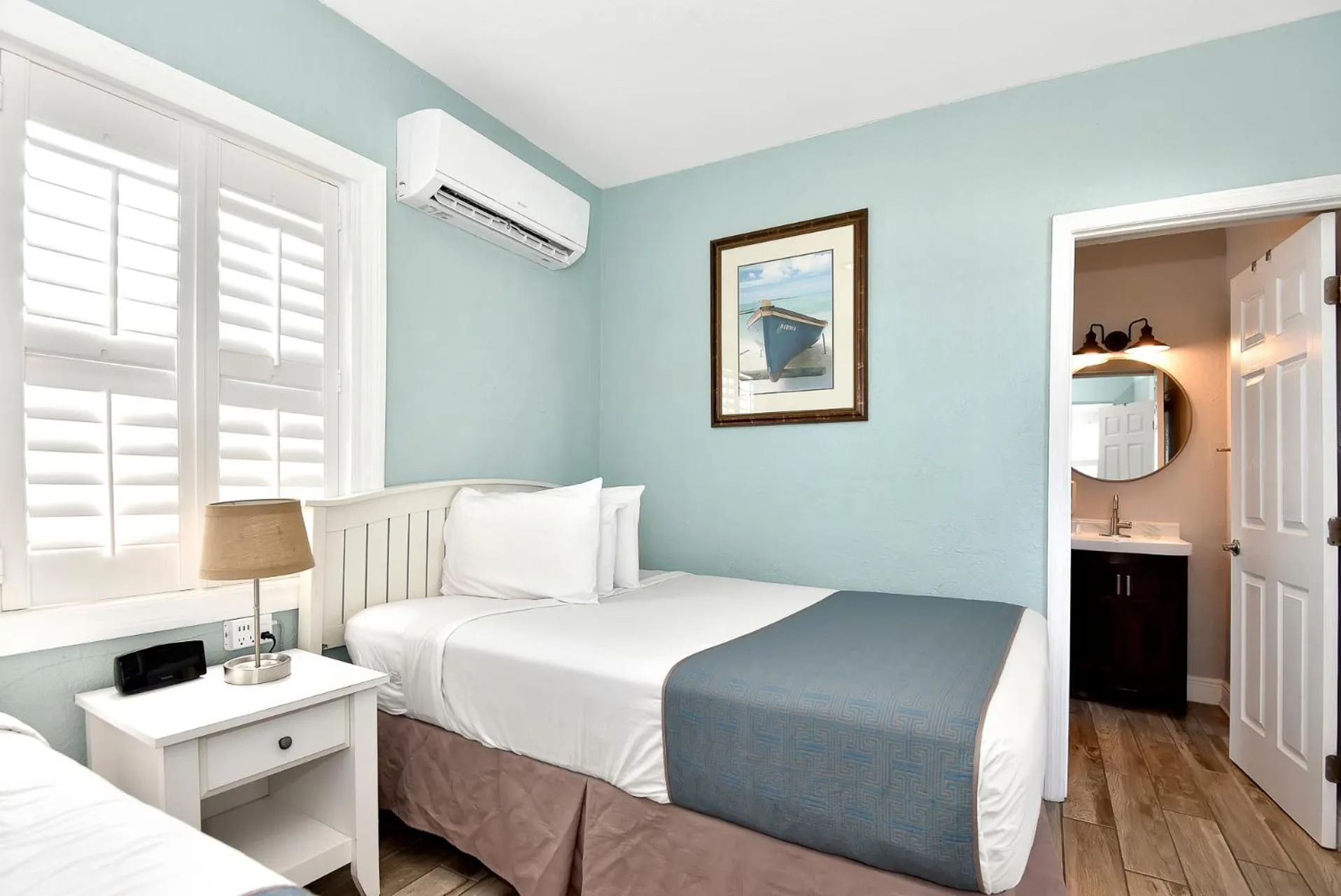 Bed in Shoreline Suites & Cabana Cottages – Beachfront