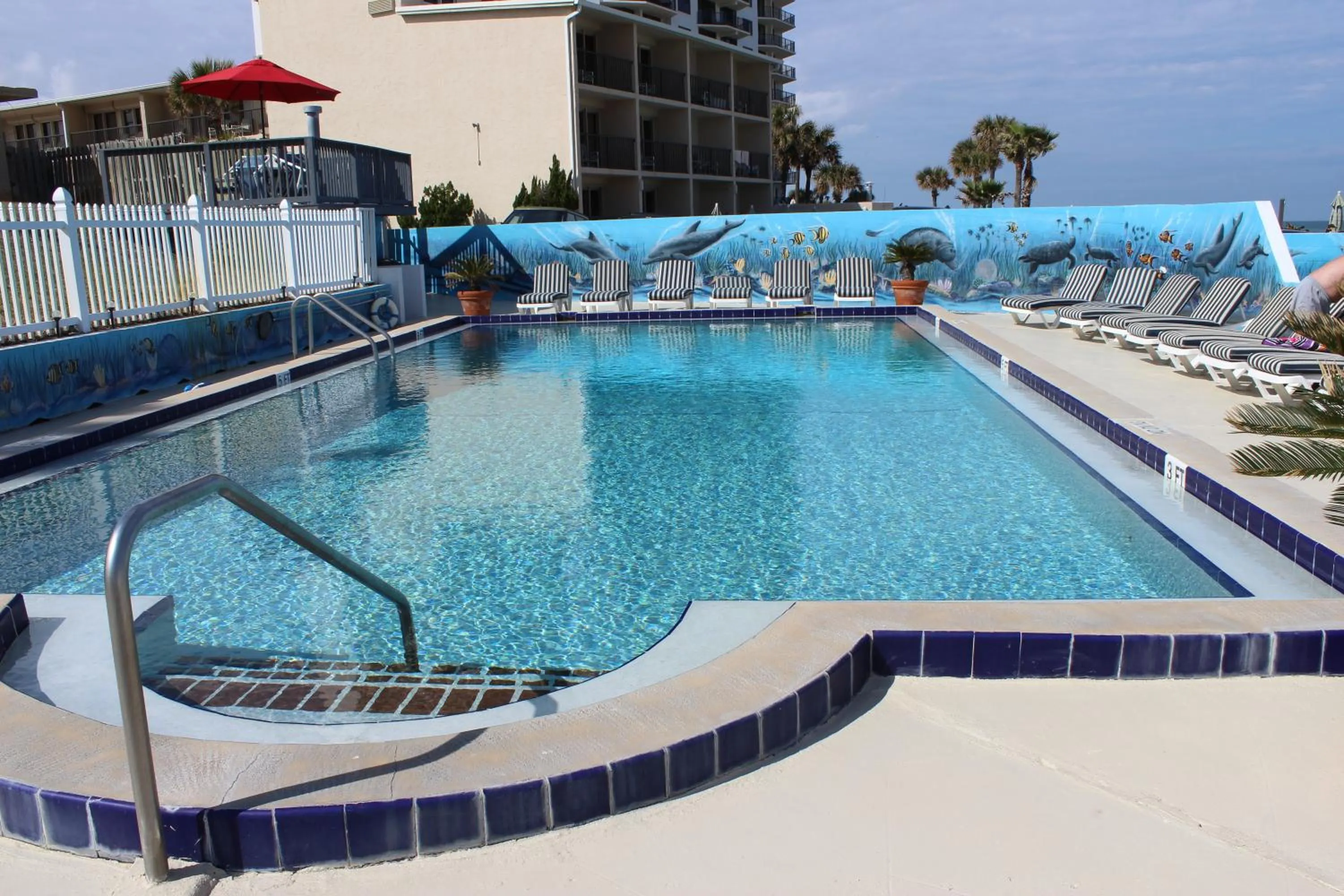 Swimming pool in Shoreline Suites & Cabana Cottages – Beachfront