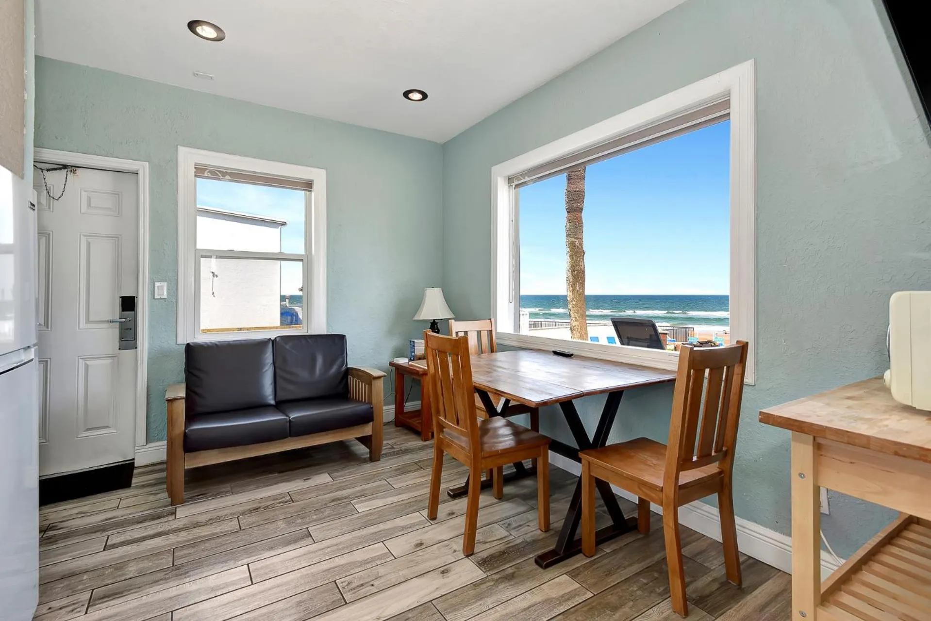 Shoreline Suites & Cabana Cottages – Beachfront