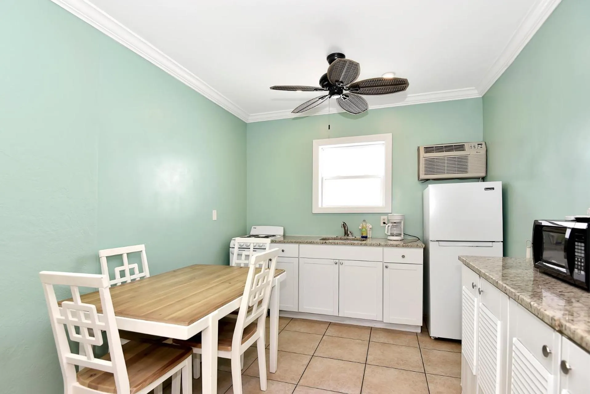 Shoreline Suites & Cabana Cottages – Beachfront