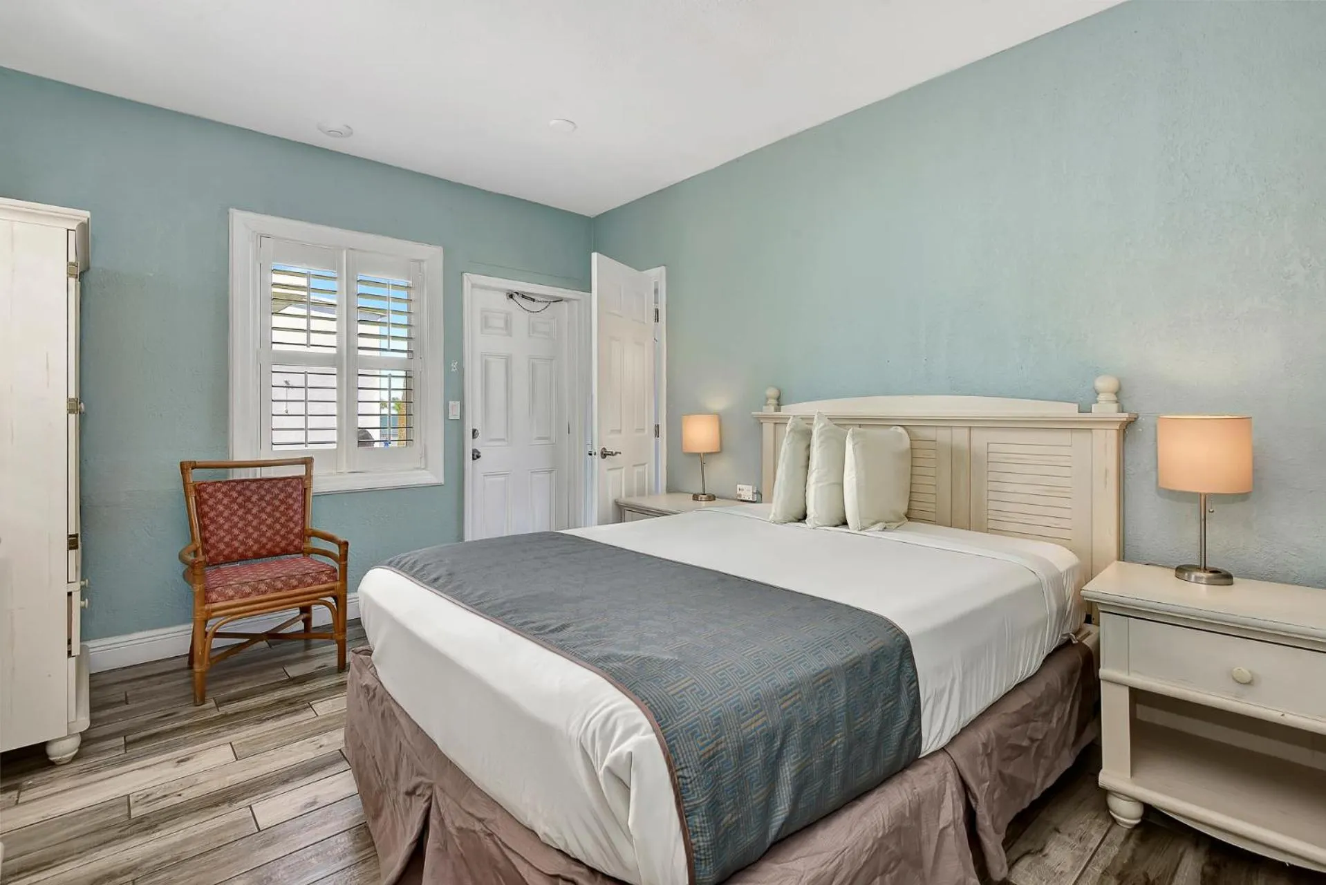 Bed in Shoreline Suites & Cabana Cottages – Beachfront