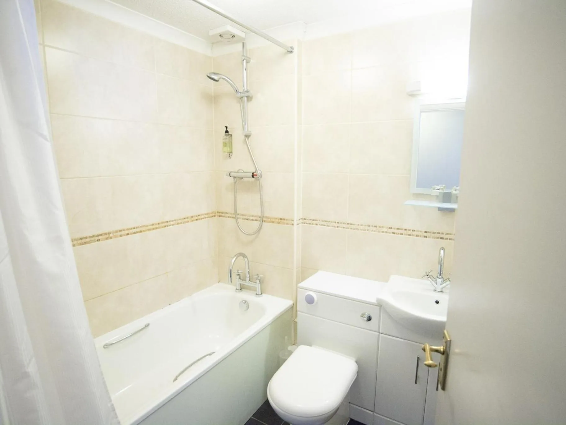 Bedroom in The Heath Inn