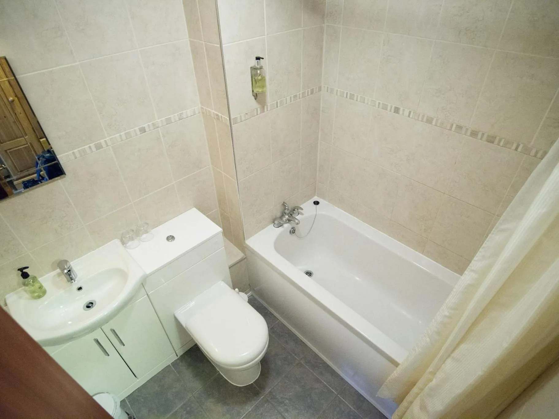 Bedroom in The Heath Inn