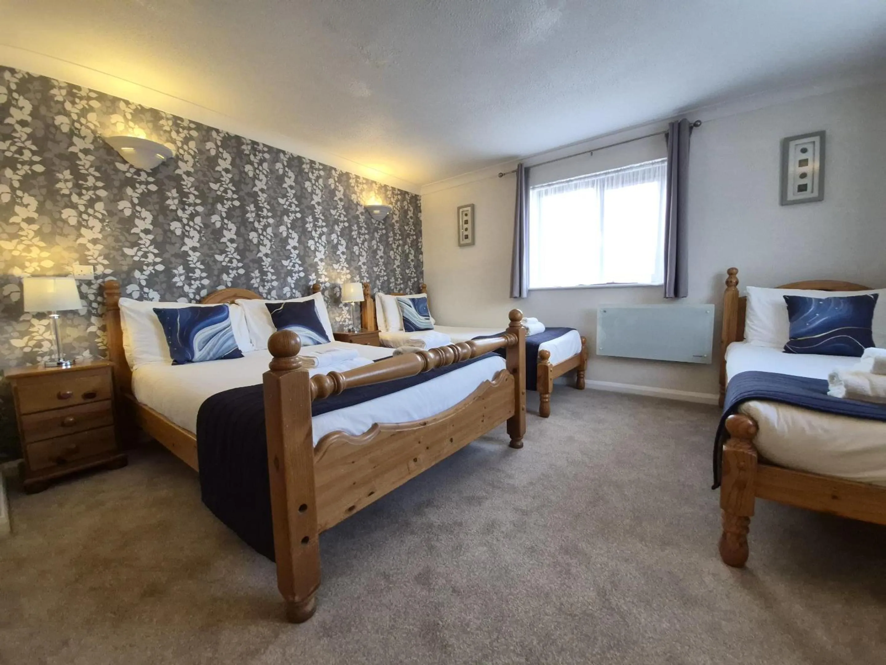 Bedroom, Bed in The Heath Inn