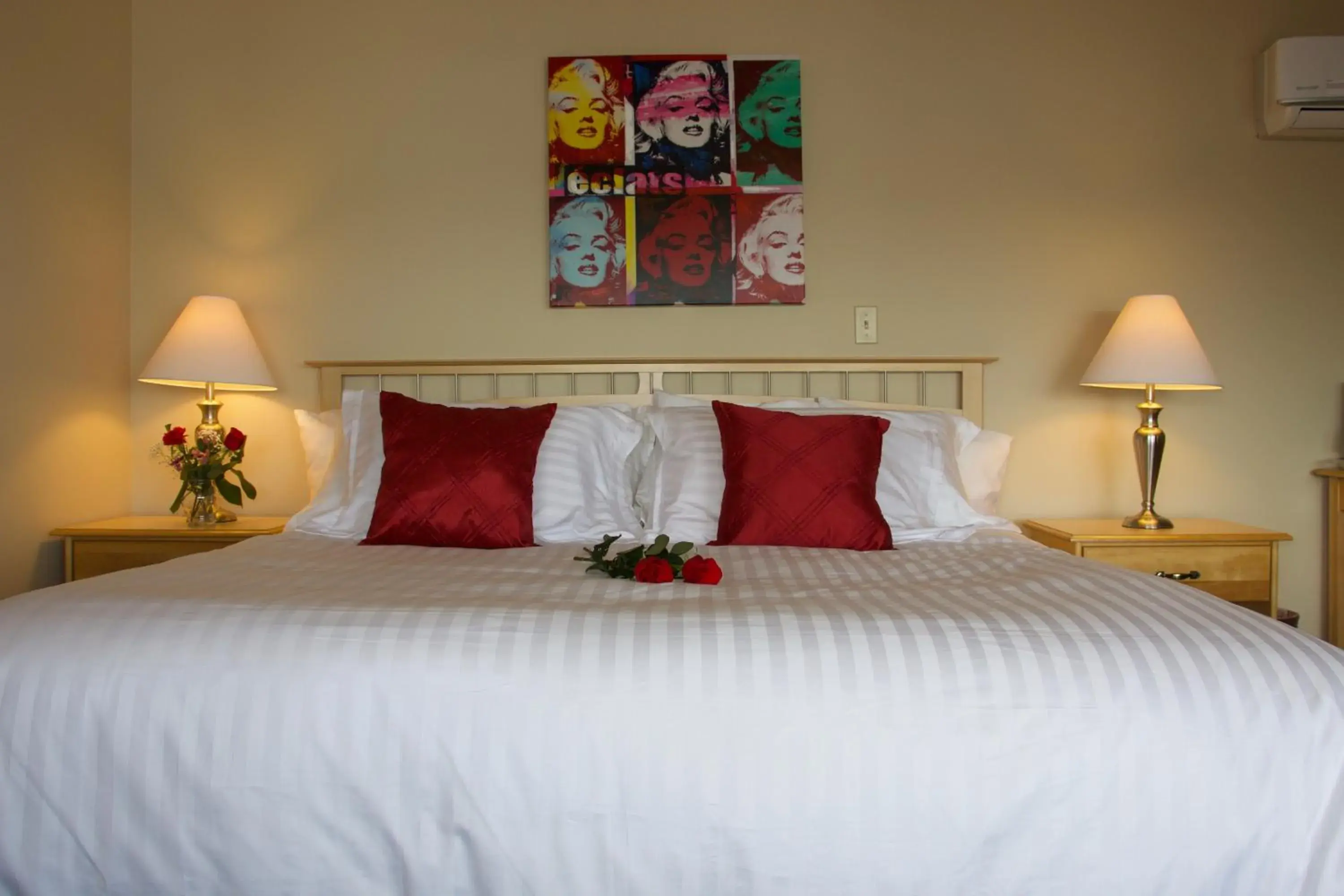 Oceanfront Executive King Room with Veranda in Rum Runner Inn Oceanfront Executive King Room with Veranda in Rum Runner Inn