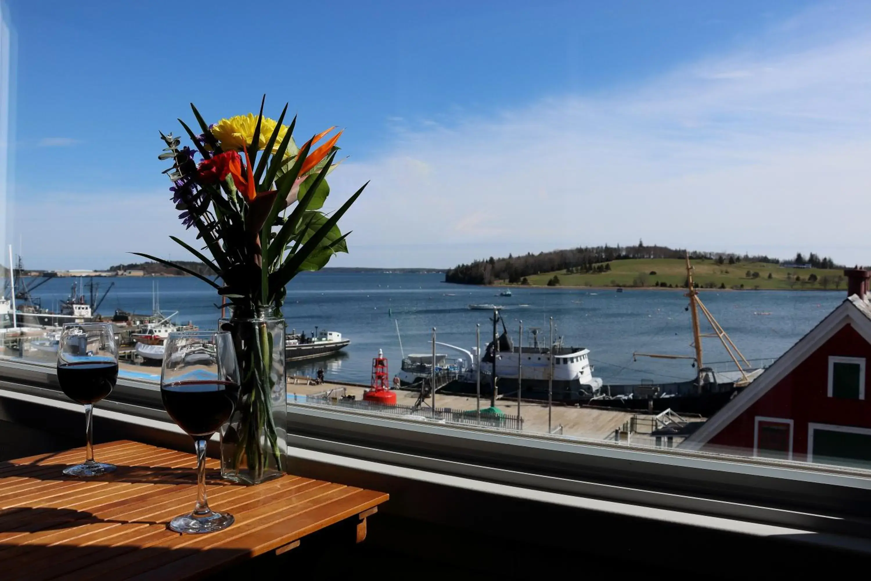 Oceanfront King Room with Sunporch Balcony in Rum Runner Inn Oceanfront King Room with Sunporch Balcony in Rum Runner Inn