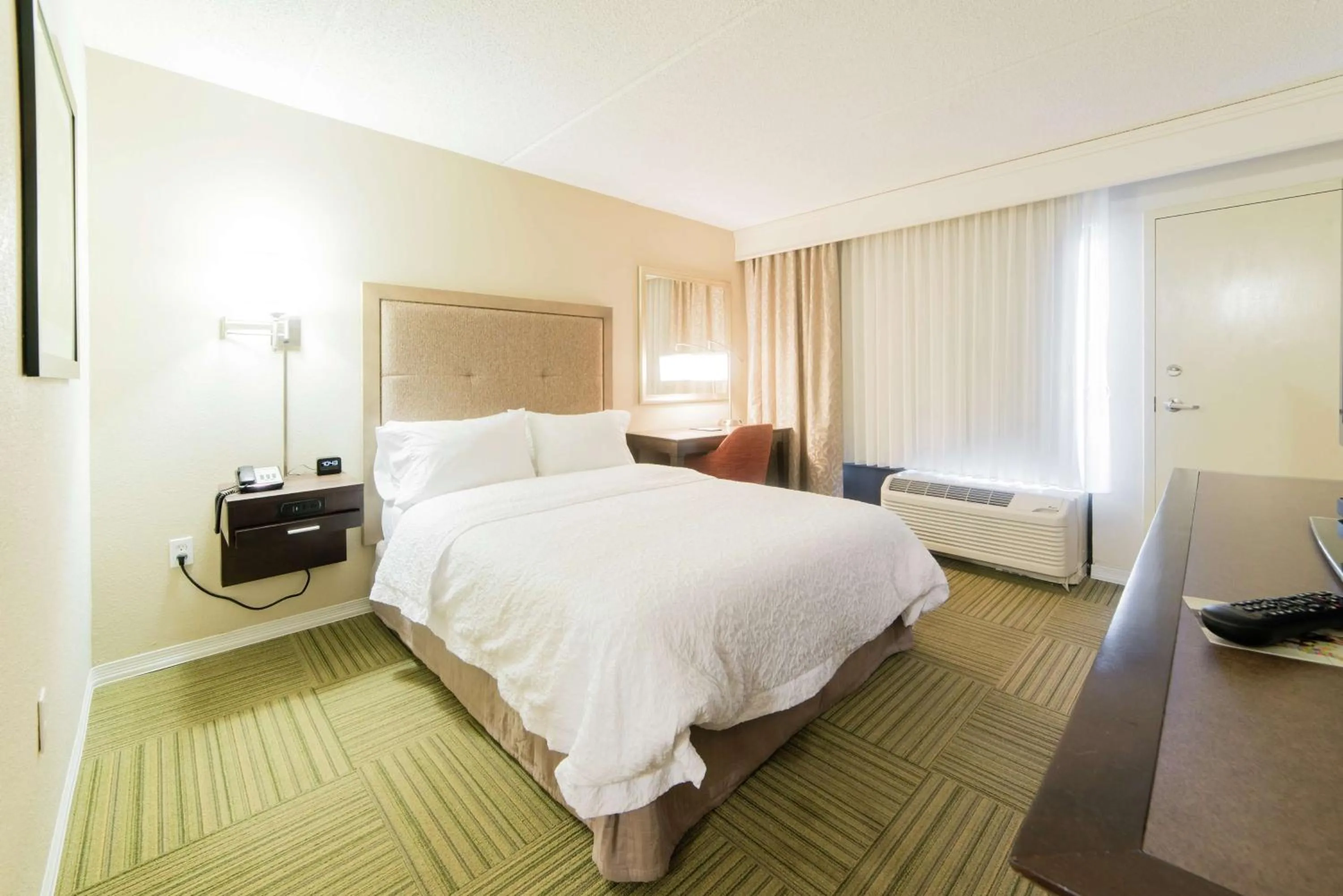 Bedroom, Bed in Hampton Inn Caryville-I-75/Cove Lake-State Park