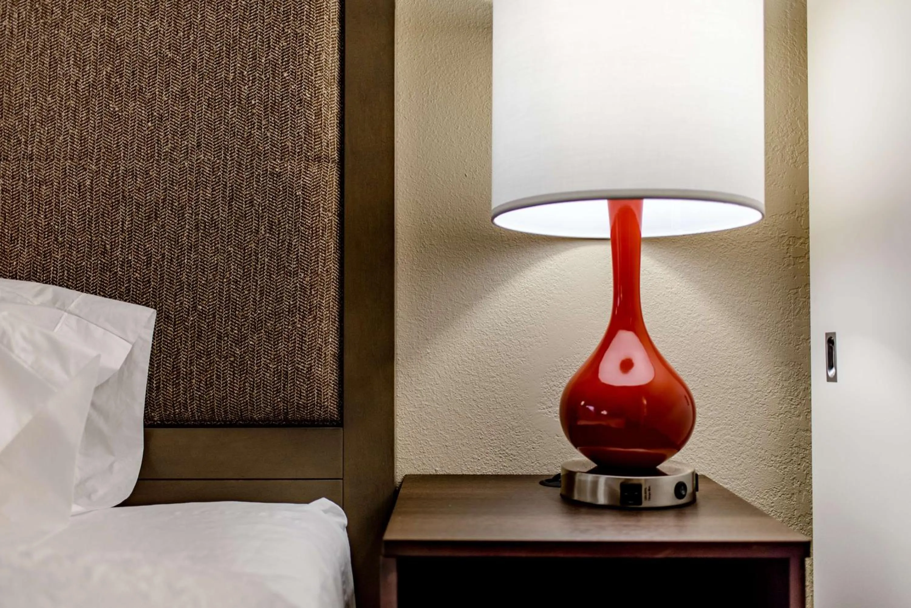 Bed in Hampton Inn Caryville-I-75/Cove Lake-State Park