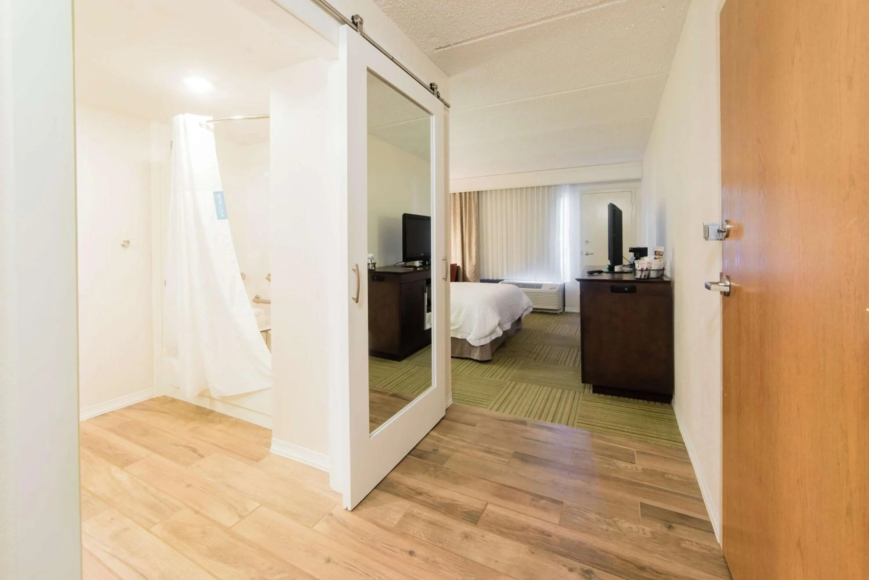 Photo of the whole room, Bed in Hampton Inn Caryville-I-75/Cove Lake-State Park