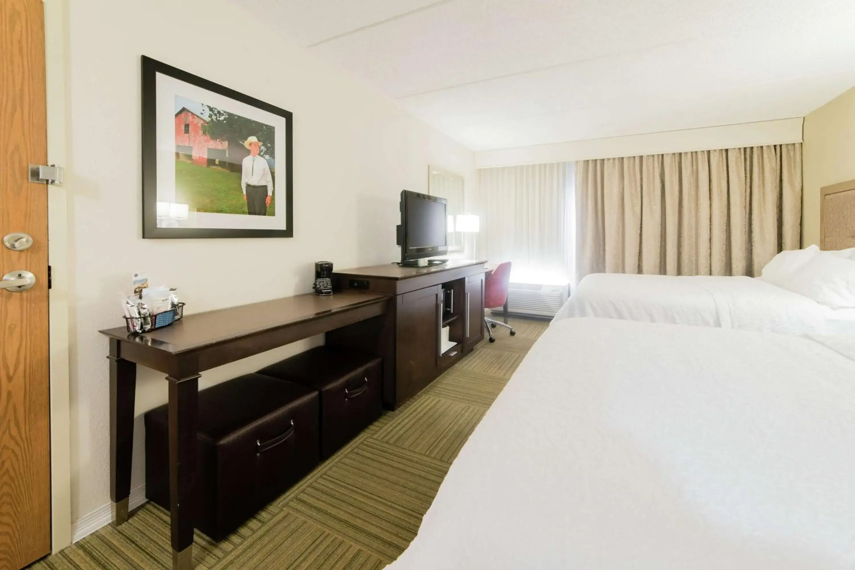 Queen Room with Two Queen Beds - Hearing Accessible - Non-Smoking in Hampton Inn Caryville-I-75/Cove Lake-State Park Queen Room with Two Queen Beds - Hearing Accessible - Non-Smoking in Hampton Inn Caryville-I-75/Cove Lake-State Park