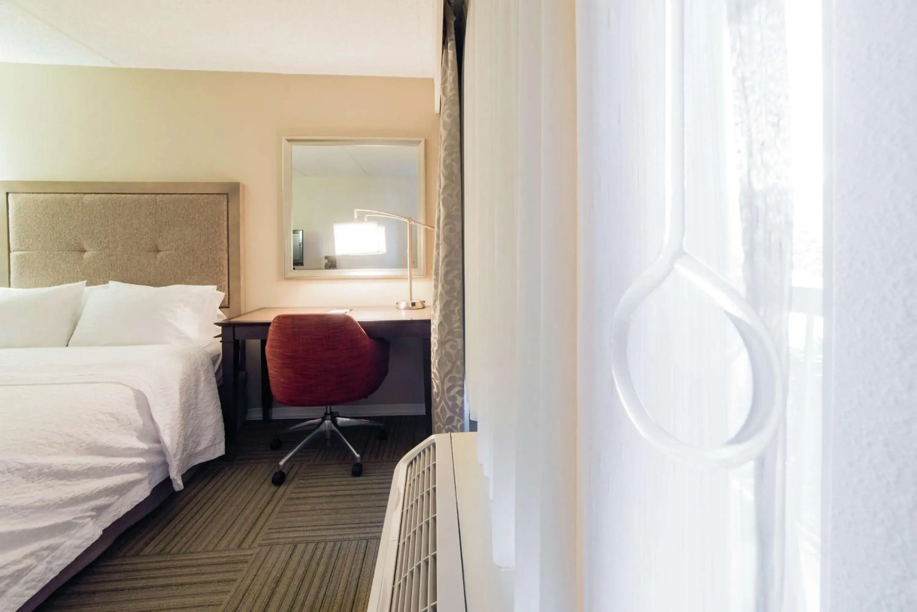 Queen Room Disability Access/Hearing Accessible with Tub - Non-Smoking in Hampton Inn Caryville-I-75/Cove Lake-State Park Queen Room Disability Access/Hearing Accessible with Tub - Non-Smoking in Hampton Inn Caryville-I-75/Cove Lake-State Park