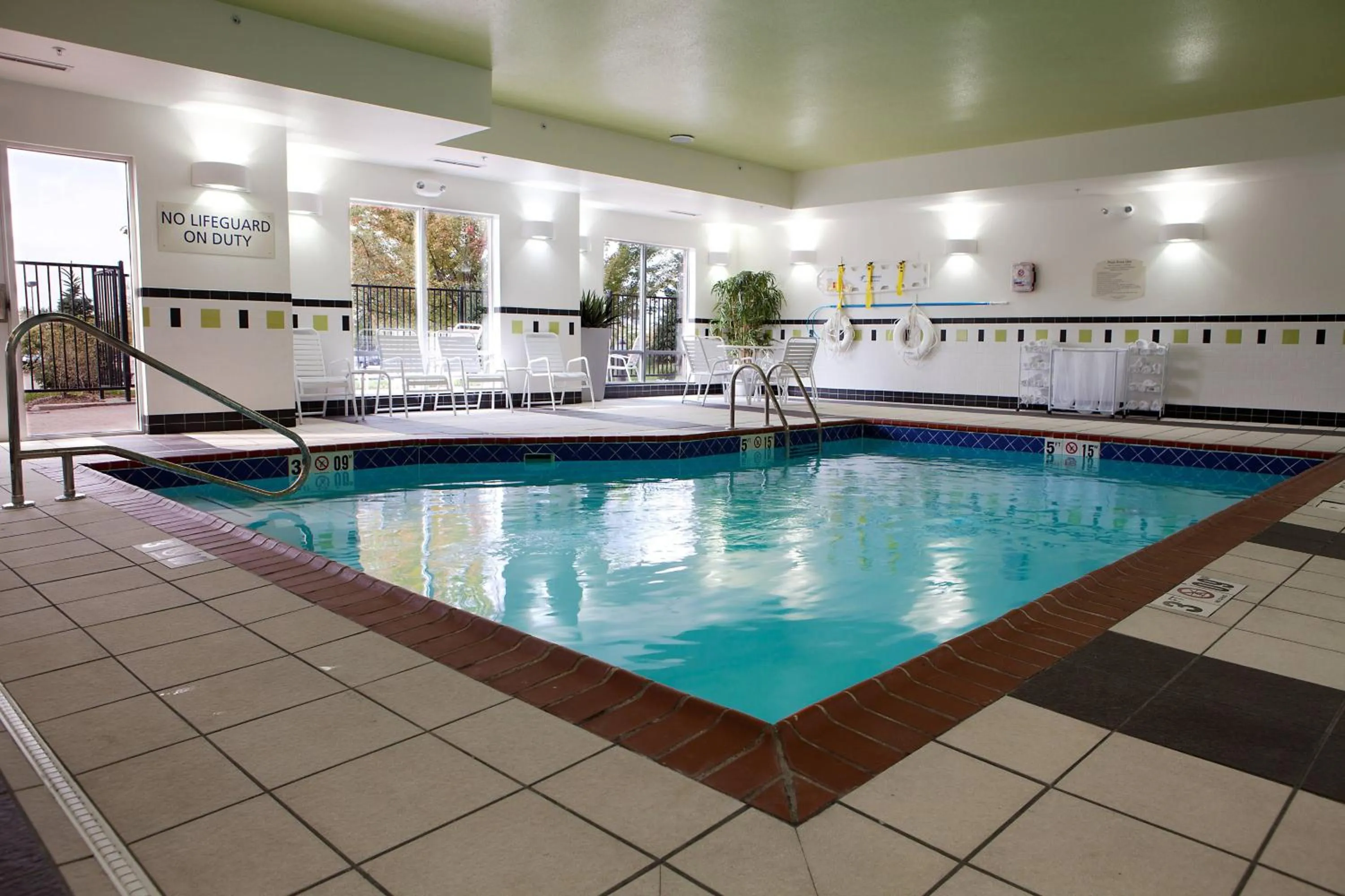 Swimming pool in Fairfield Inn and Suites Flint Fenton
