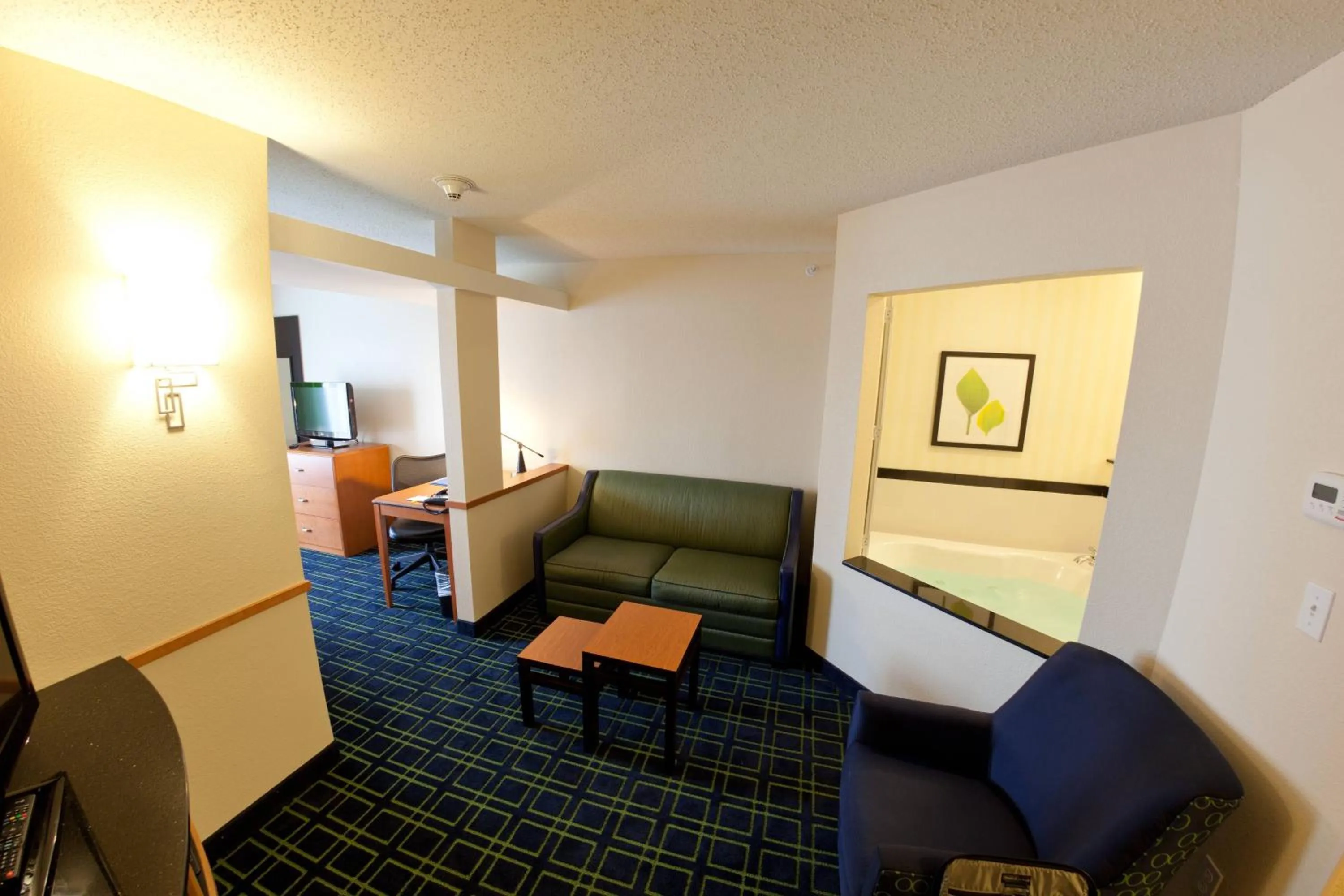Living room, Bed in Fairfield Inn and Suites Flint Fenton