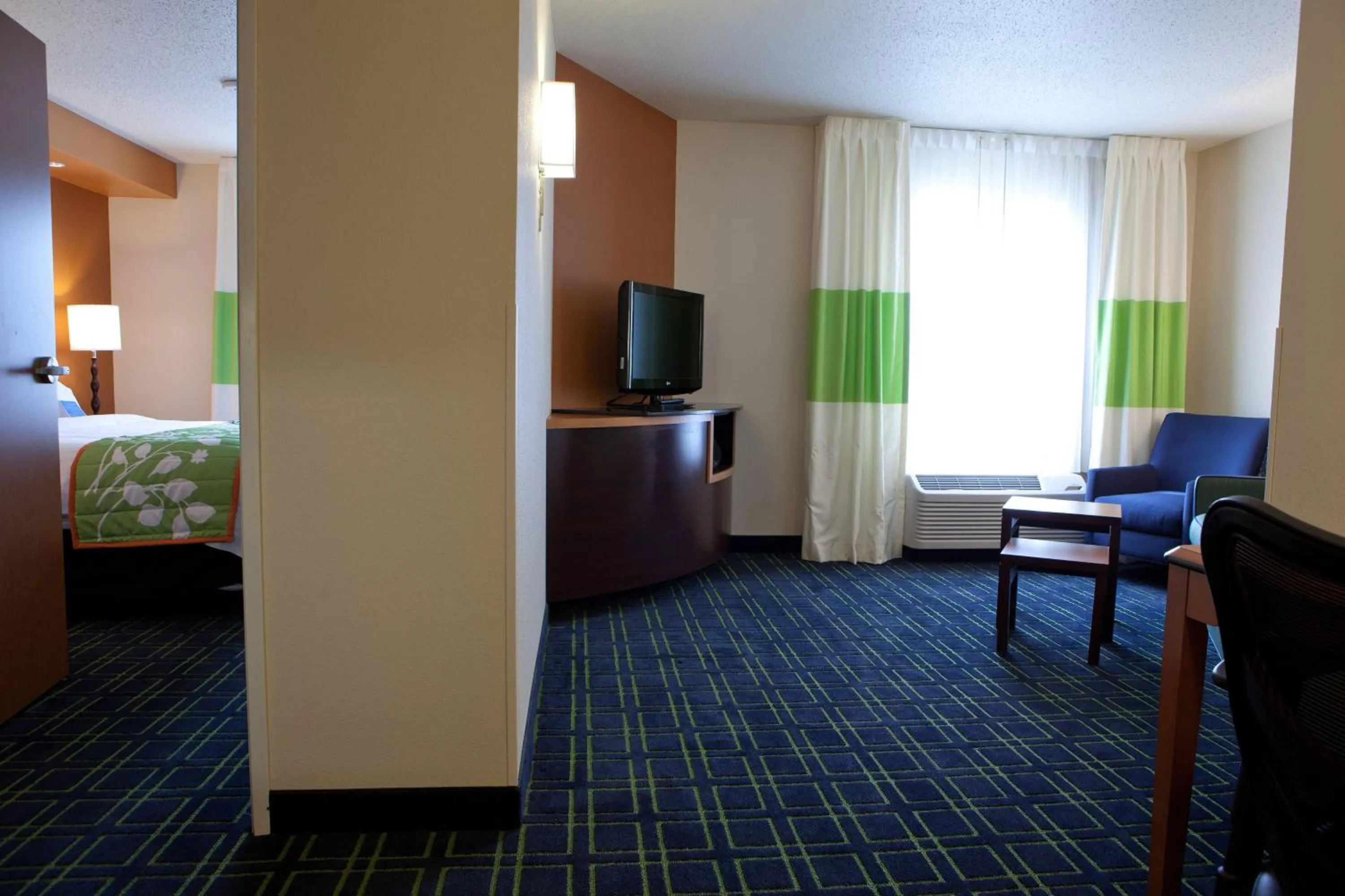 Photo of the whole room, Bed in Fairfield Inn and Suites Flint Fenton