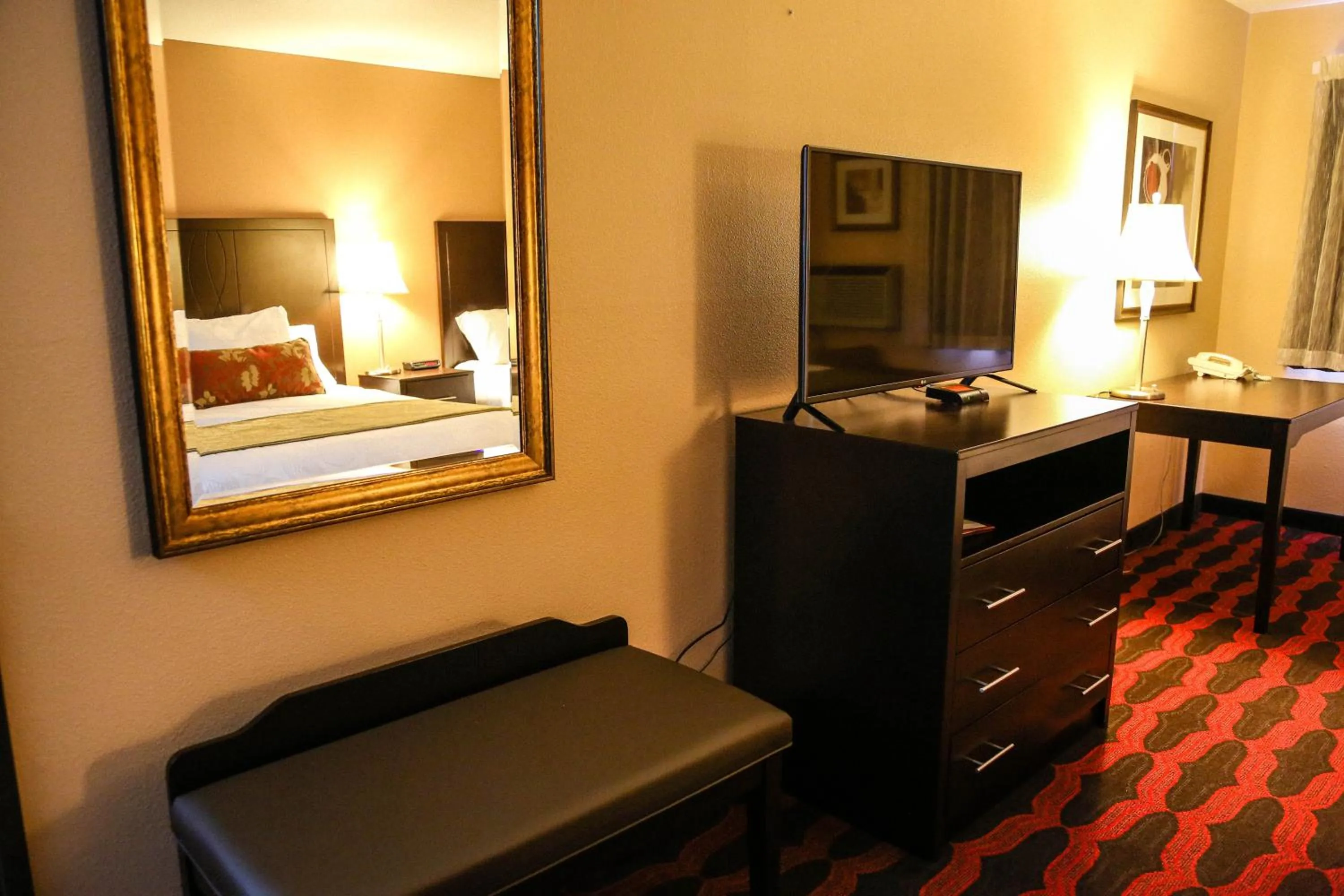 Decorative detail, Bed in Americas Best Value Inn & Suites-Forest Grove/Hillsboro