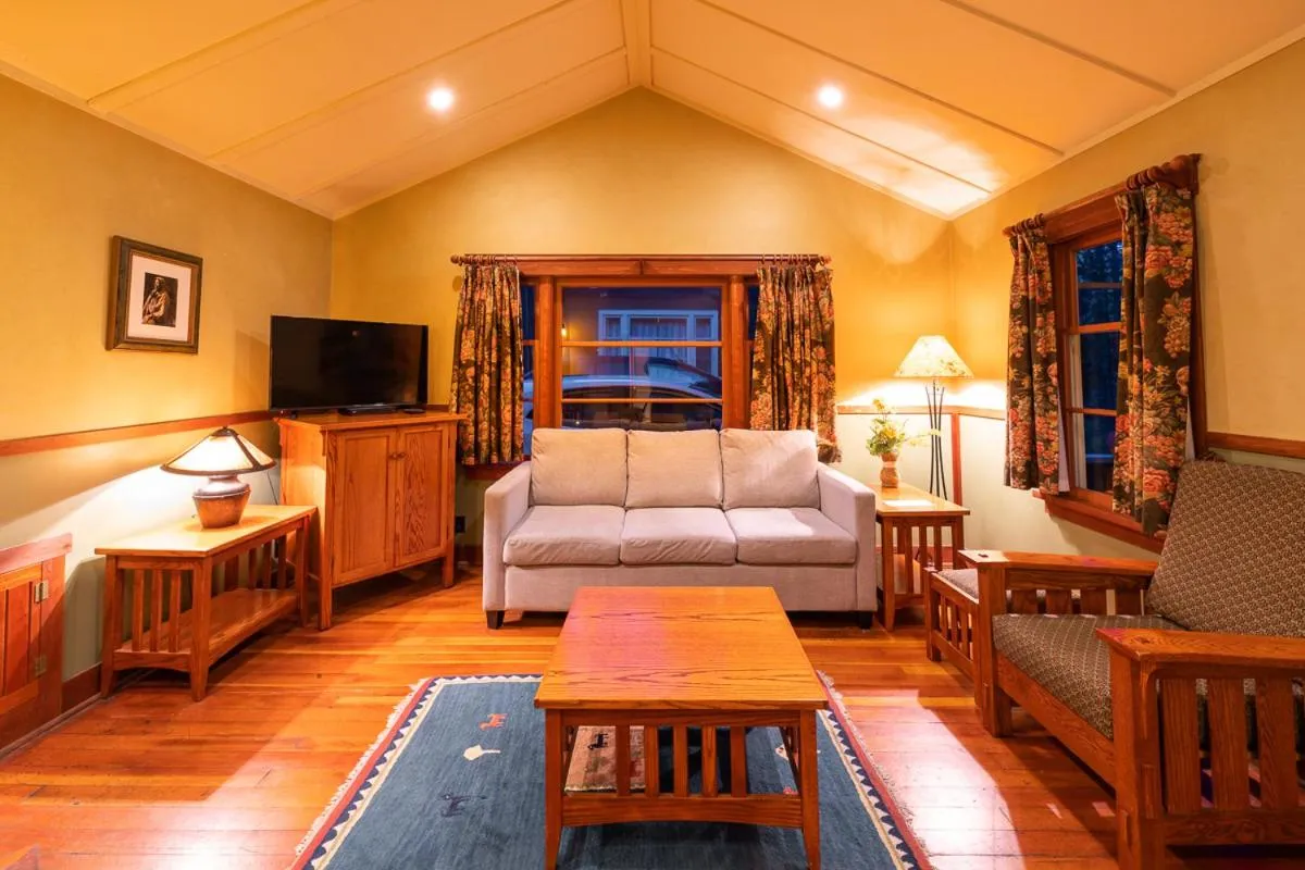 TV and multimedia, Bed in Johnston Canyon Lodge & Bungalows