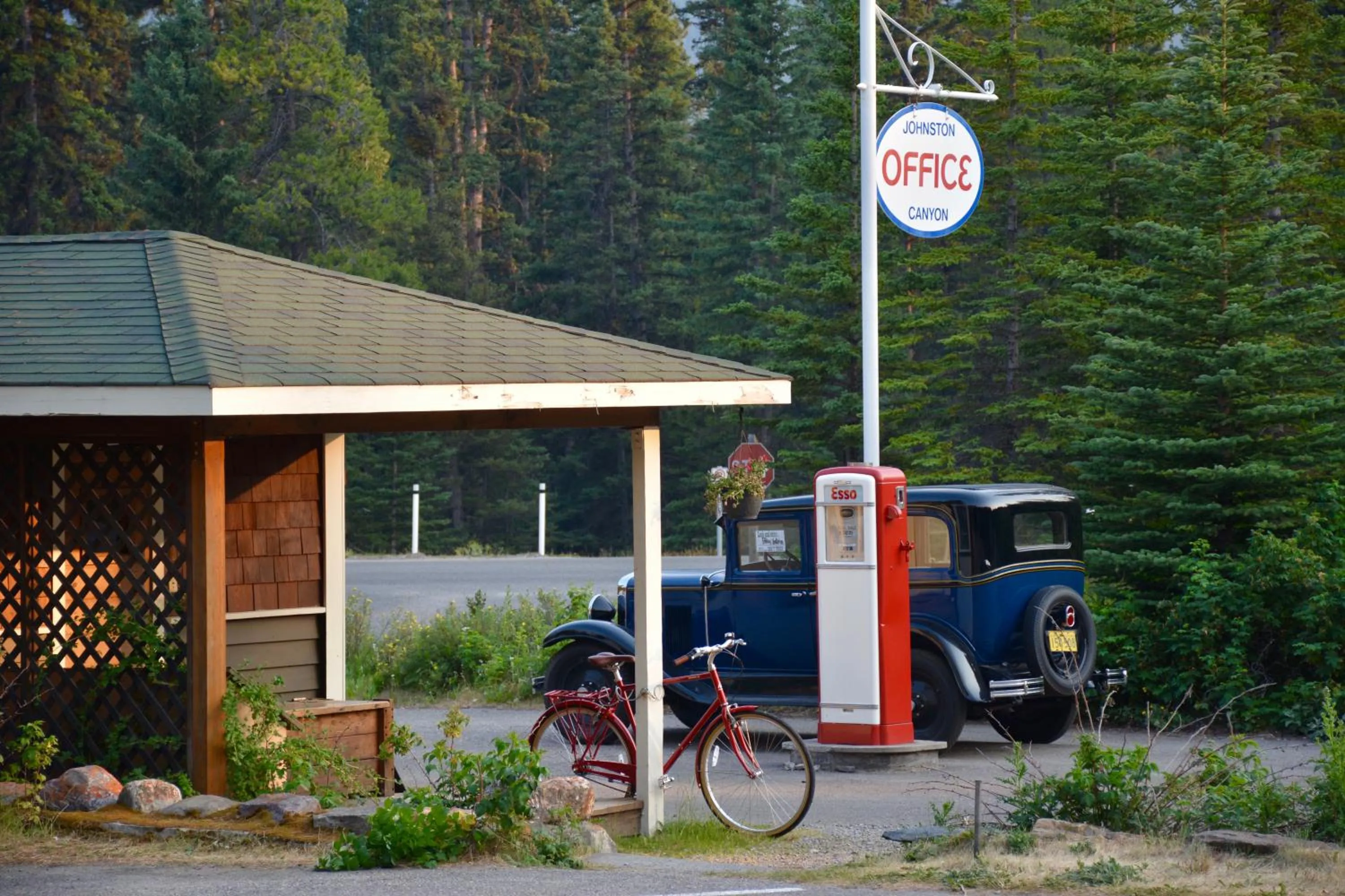 Facade/entrance in Johnston Canyon Lodge & Bungalows