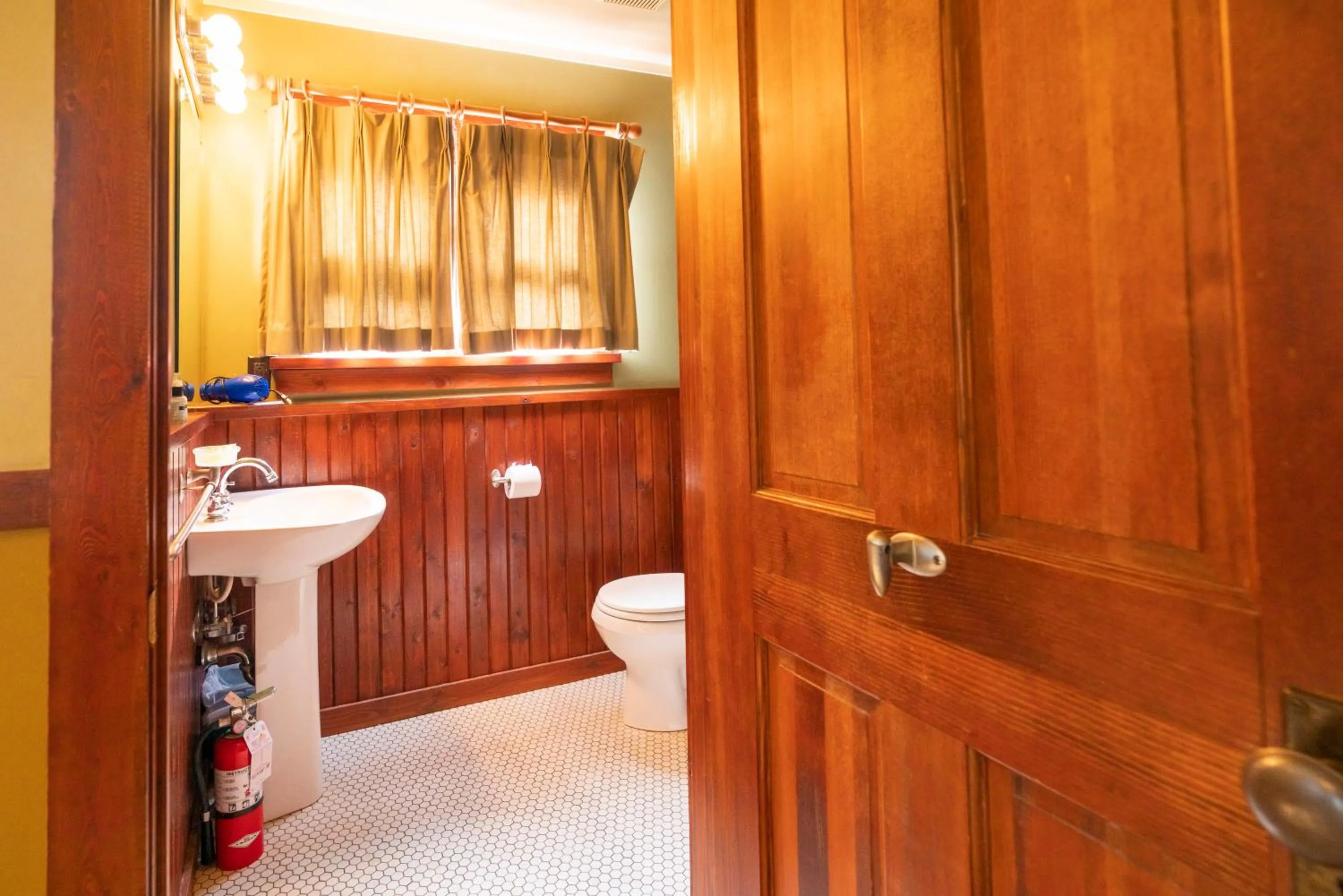 Bathroom in Johnston Canyon Lodge & Bungalows