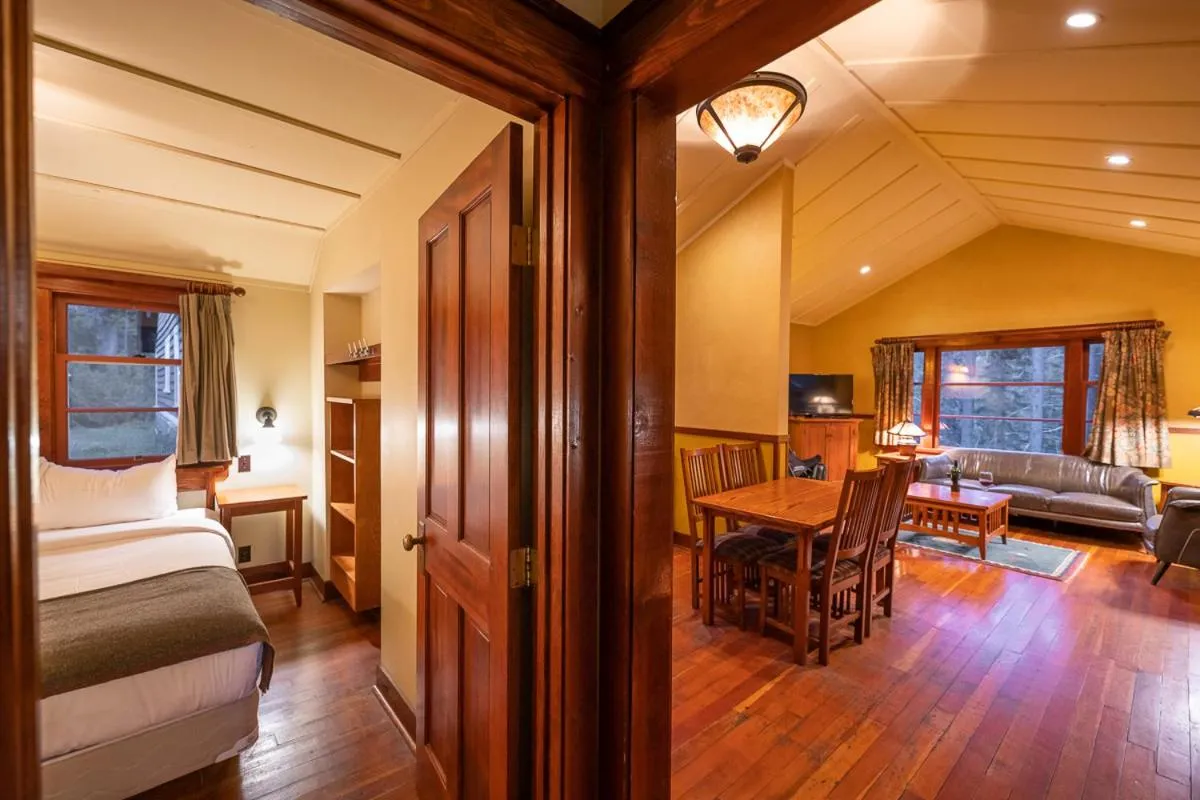 Bedroom, Bed in Johnston Canyon Lodge & Bungalows