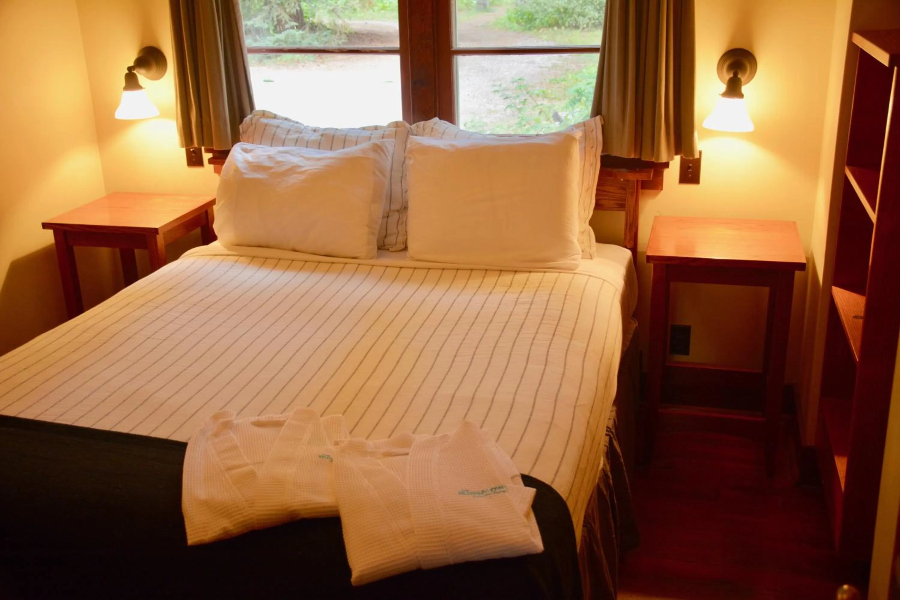 Bedroom, Bed in Johnston Canyon Lodge & Bungalows