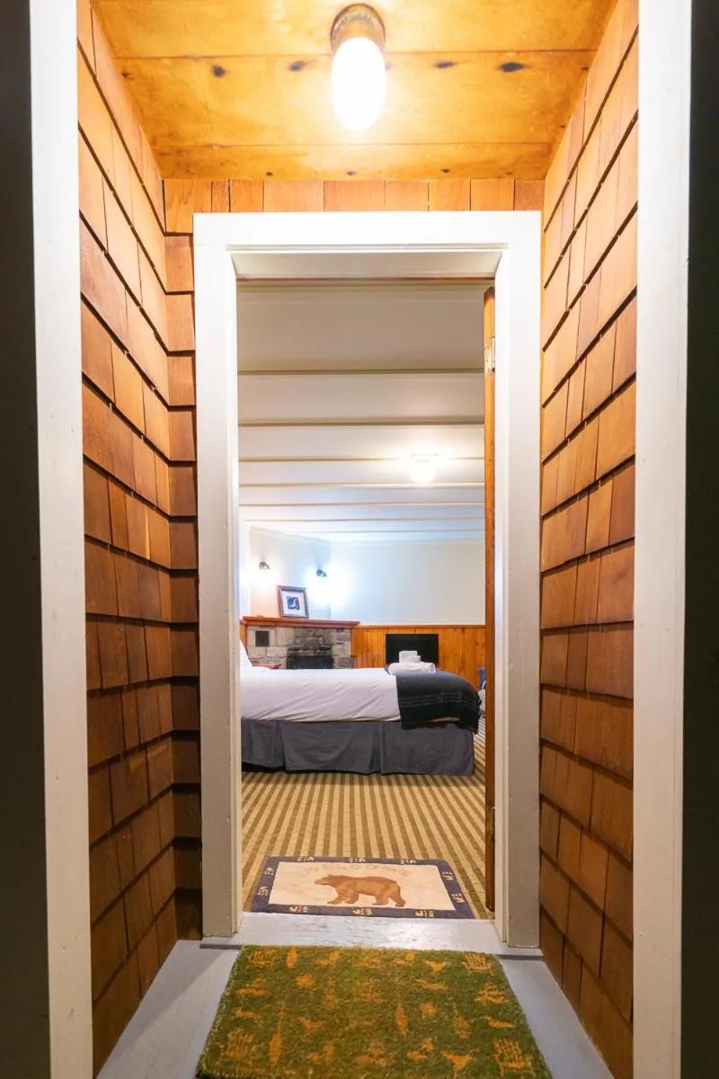 Facade/entrance, Bed in Johnston Canyon Lodge & Bungalows