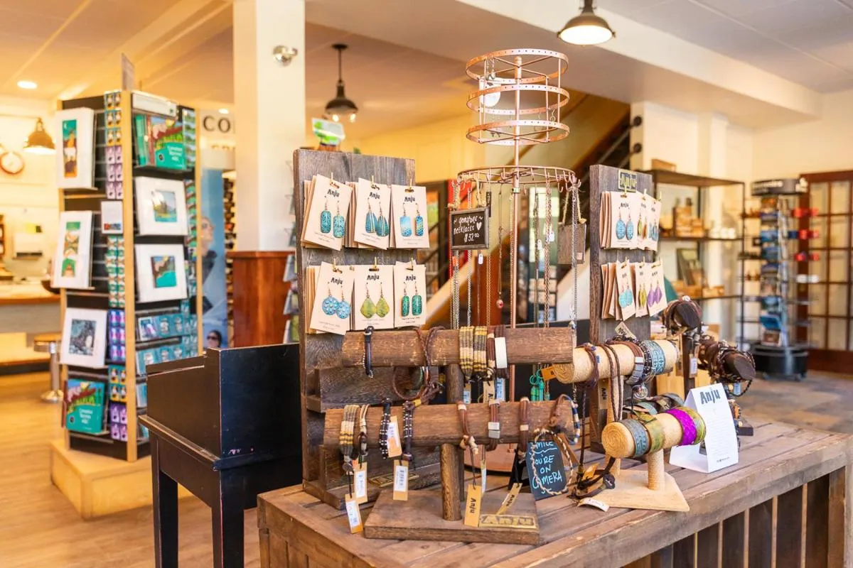 Shopping Area in Johnston Canyon Lodge & Bungalows