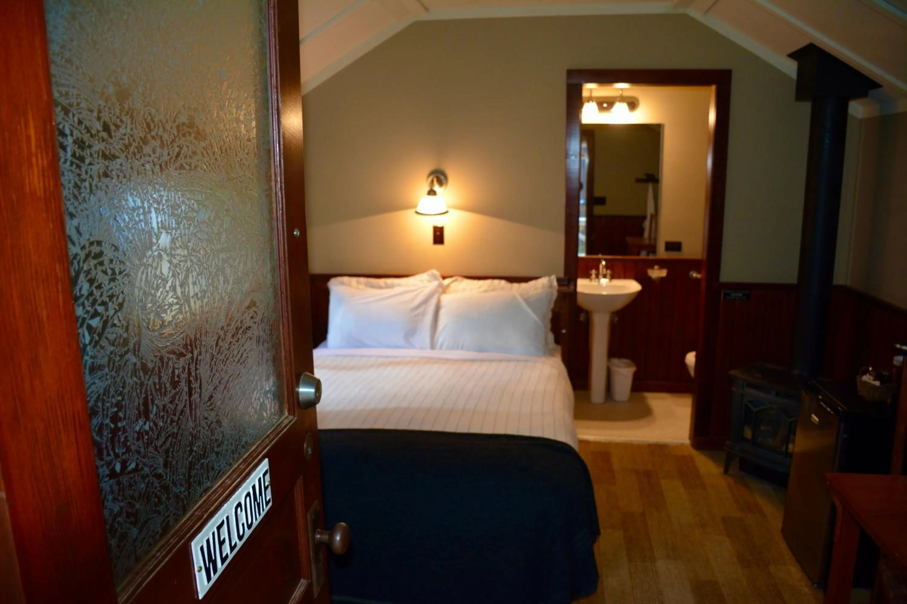 Facade/entrance, Bed in Johnston Canyon Lodge & Bungalows
