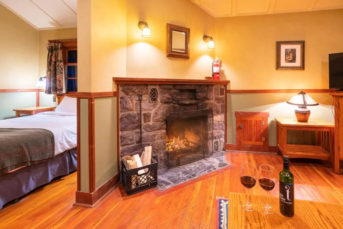 Bedroom, Bed in Johnston Canyon Lodge & Bungalows