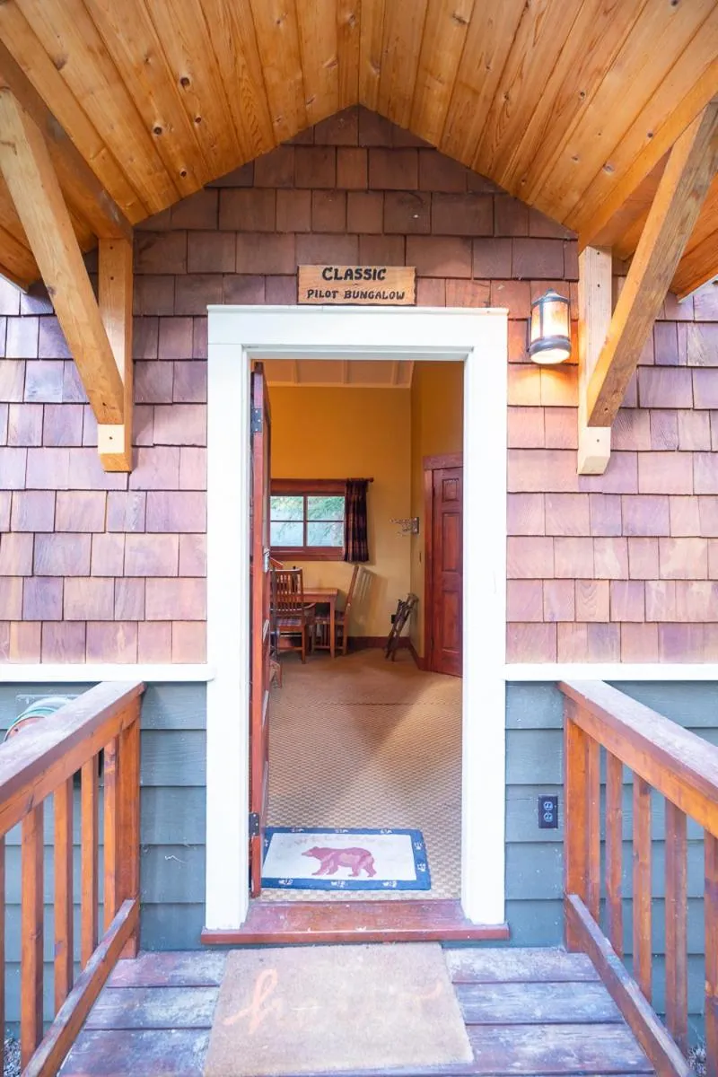 Facade/entrance in Johnston Canyon Lodge & Bungalows