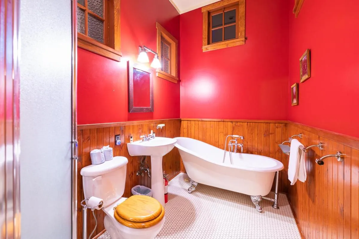 Bathroom in Johnston Canyon Lodge & Bungalows
