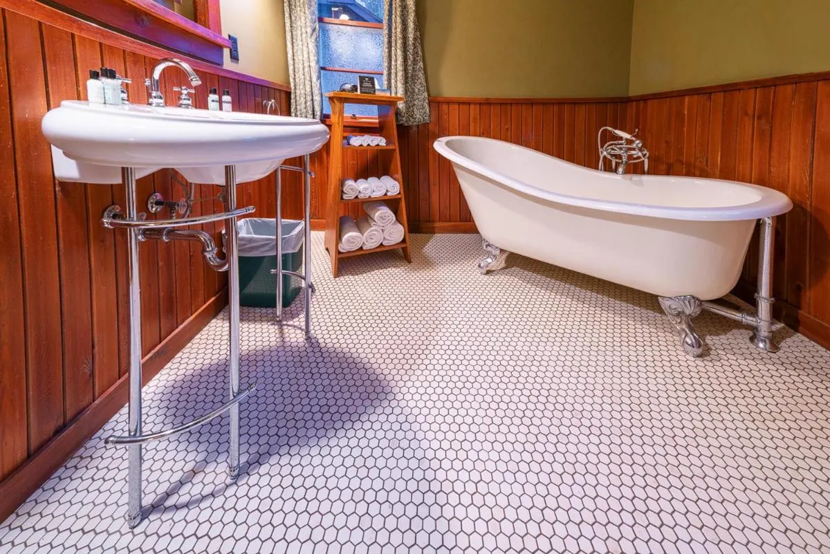 Bathroom in Johnston Canyon Lodge & Bungalows