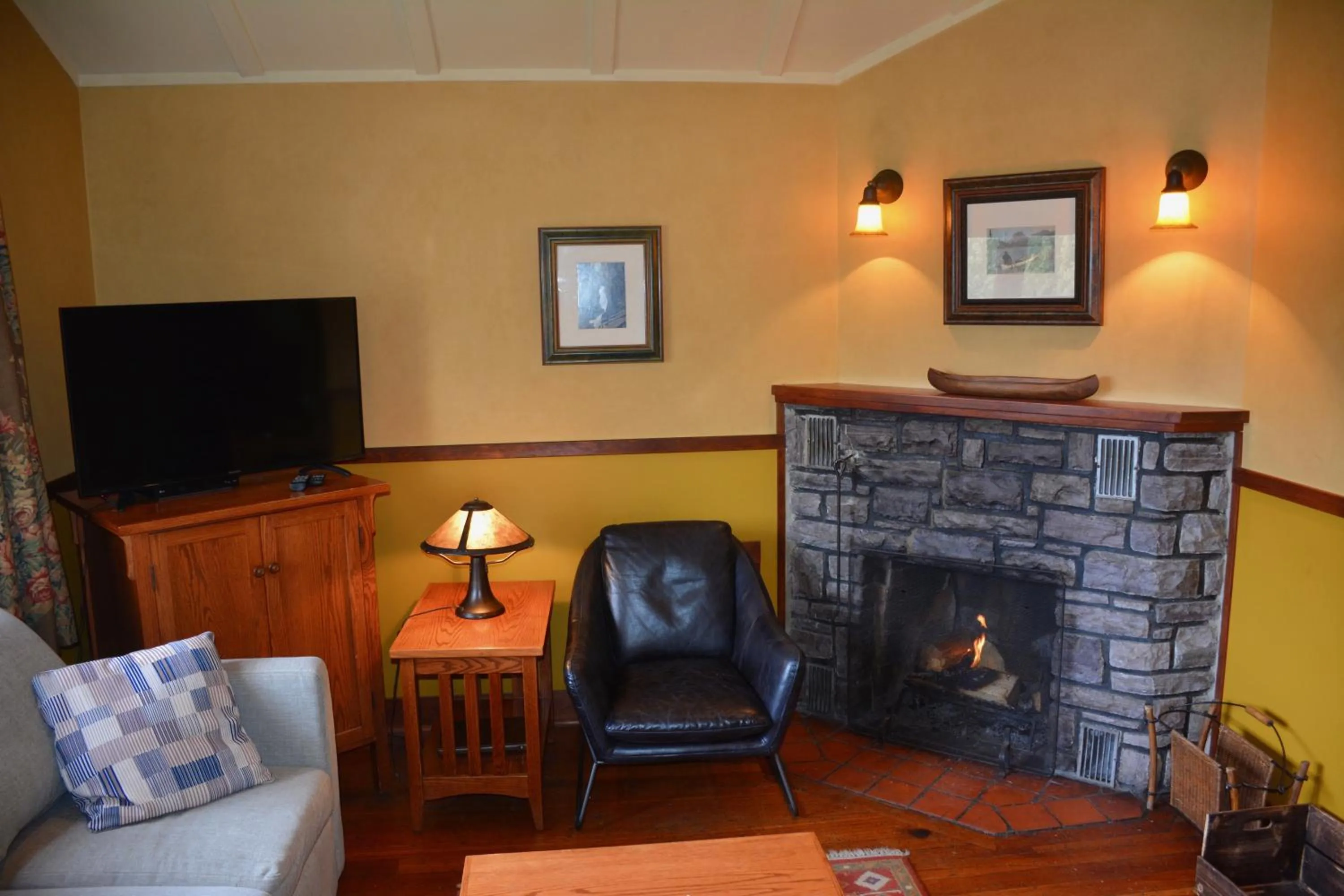 Living room in Johnston Canyon Lodge & Bungalows