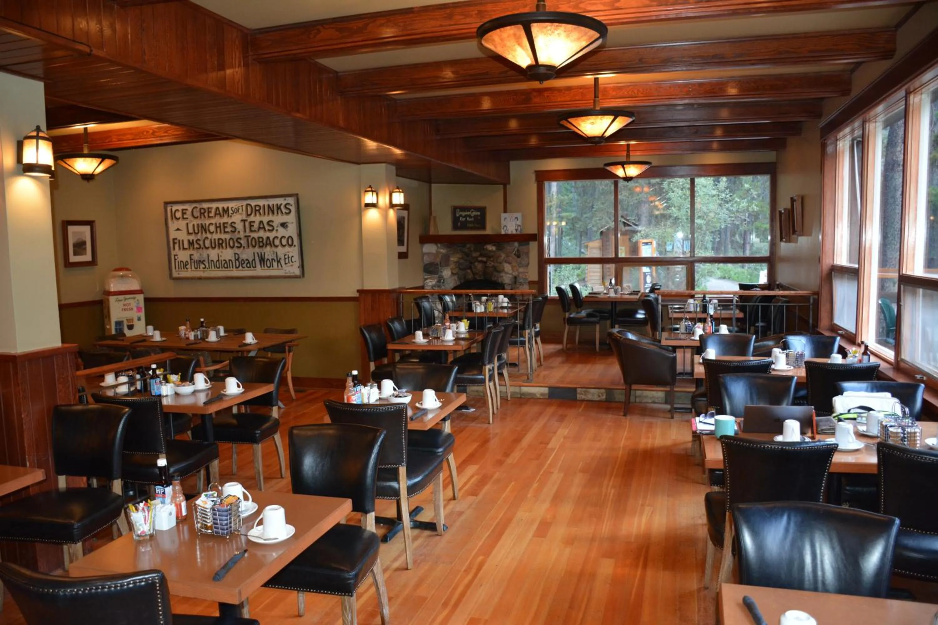 Restaurant/places to eat in Johnston Canyon Lodge & Bungalows