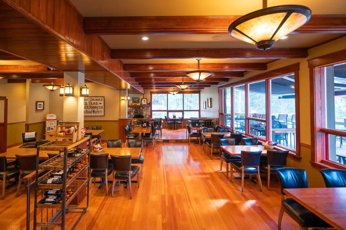 Restaurant/places to eat in Johnston Canyon Lodge & Bungalows