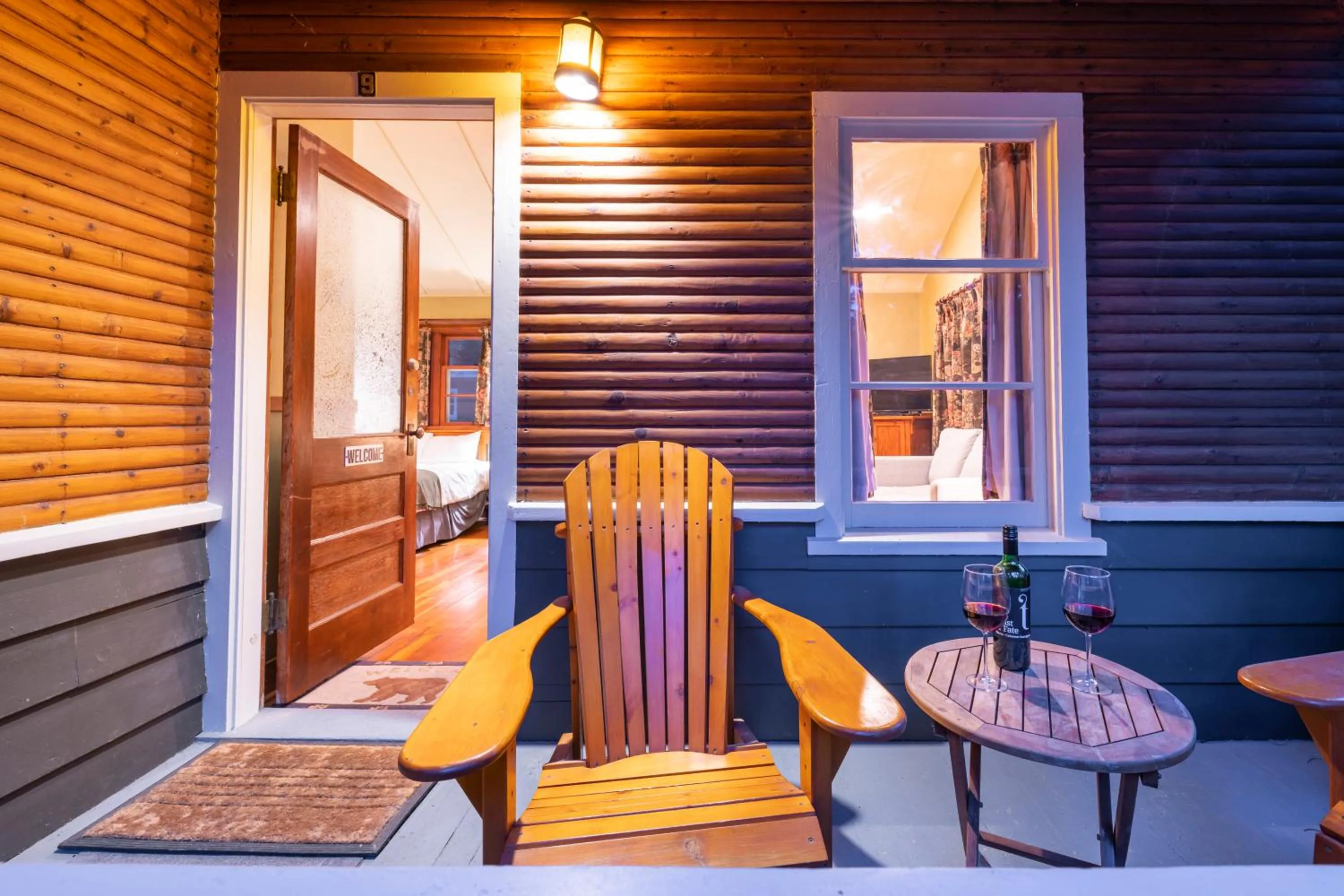 Patio in Johnston Canyon Lodge & Bungalows