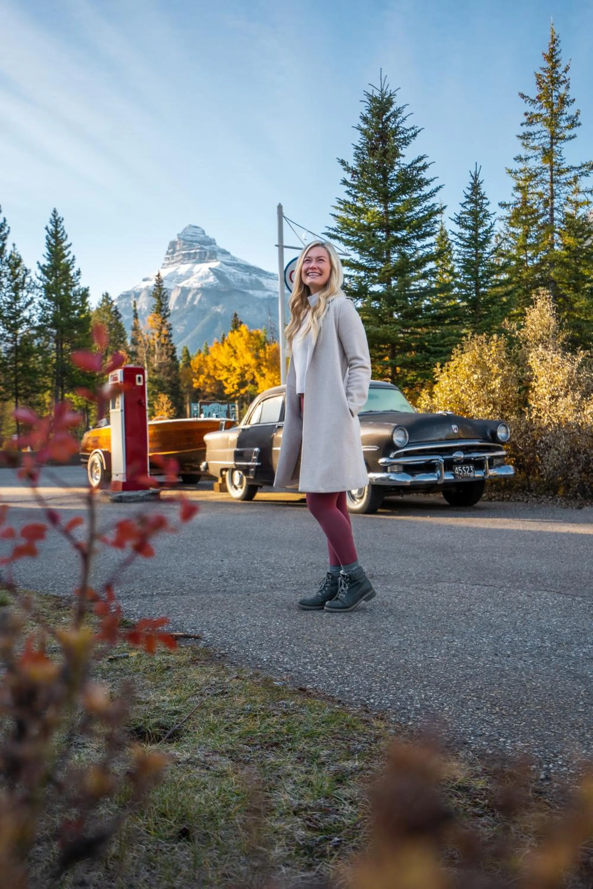 Facade/entrance in Johnston Canyon Lodge & Bungalows