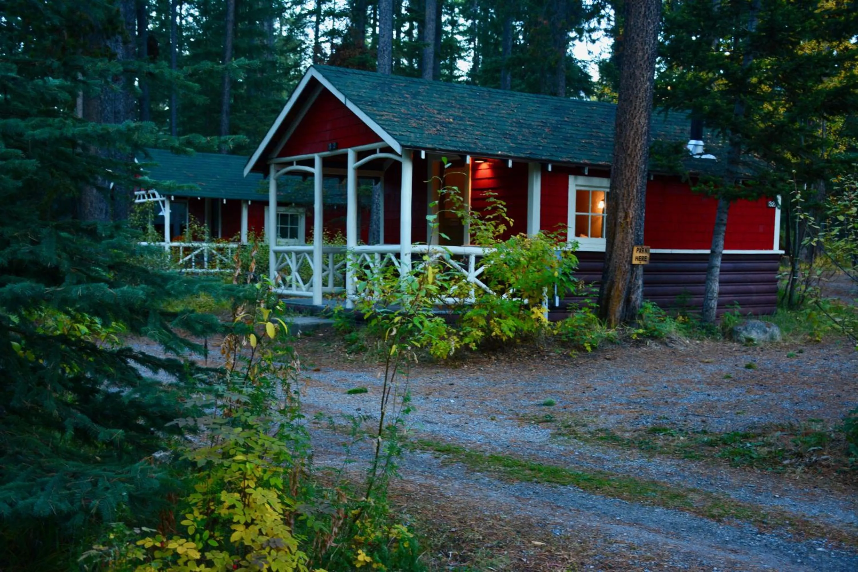 Garden in Johnston Canyon Lodge & Bungalows