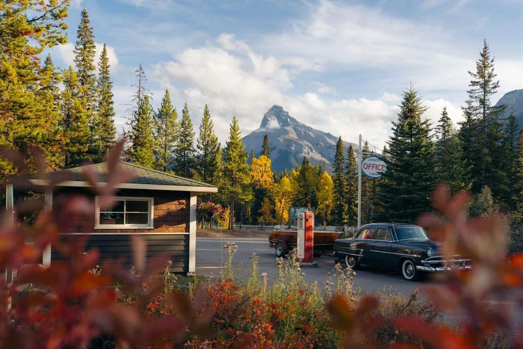 Facade/entrance in Johnston Canyon Lodge & Bungalows