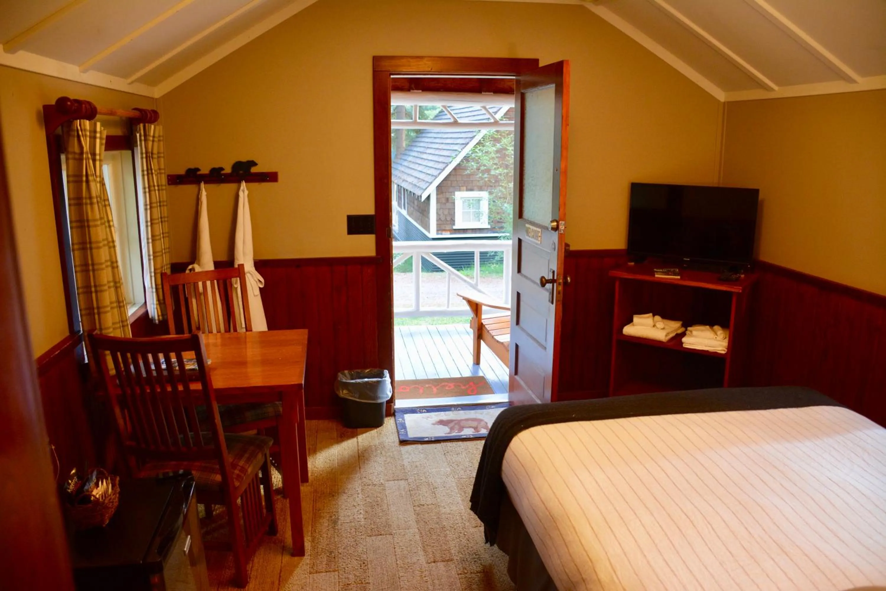 Bedroom, Bed in Johnston Canyon Lodge & Bungalows